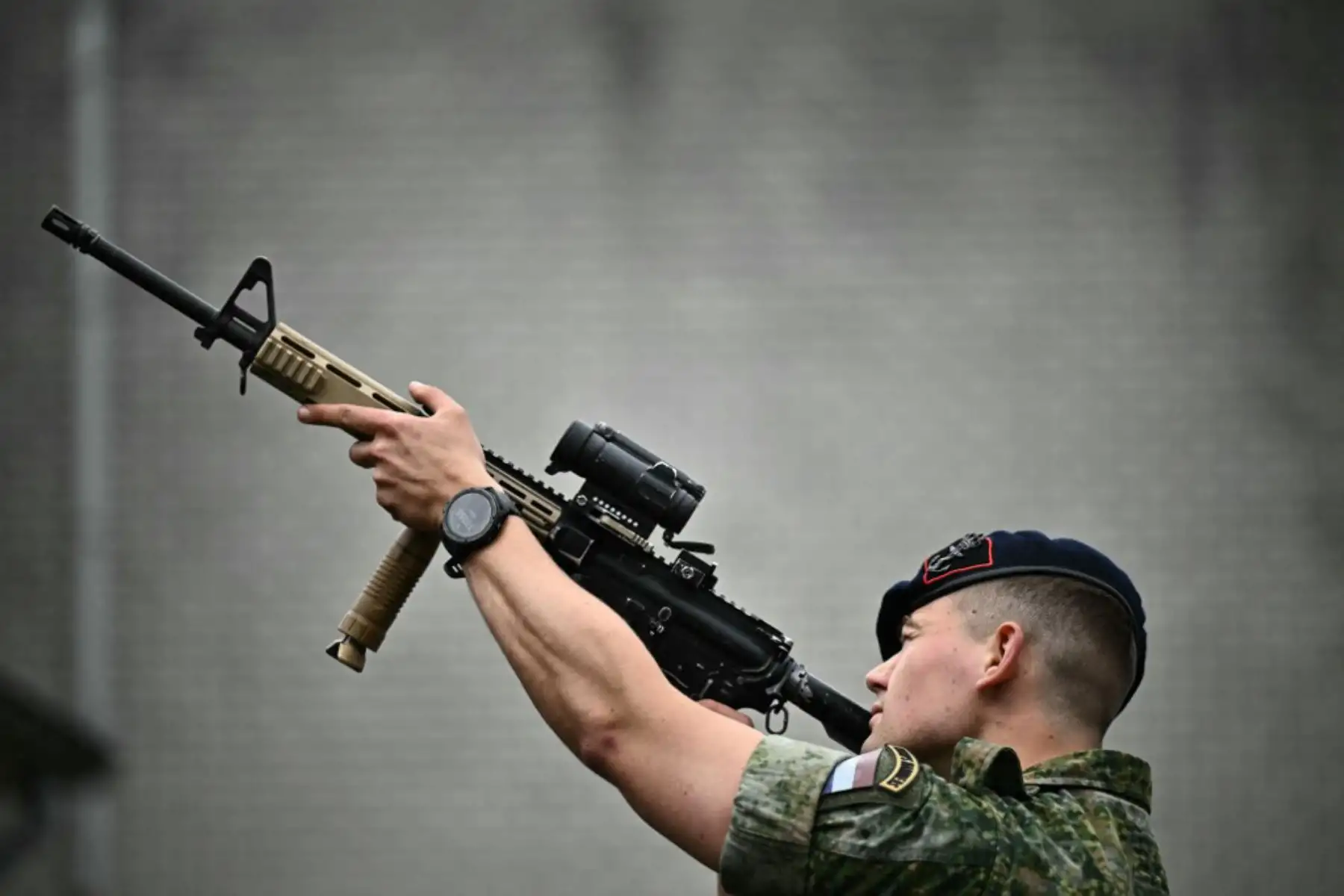 Un soldado holandés se entrena con un arma antes de la llegada del Primer Ministro británico durante una visita a un centro de entrenamiento marino holandés, como parte de la Fuerza Anfibia Conjunta Reino Unido-Países Bajos en Róterdam, al margen de la cumbre de dos días de Jefes de Estado y de Gobierno de la OTAN en La Haya. Foto: AFP