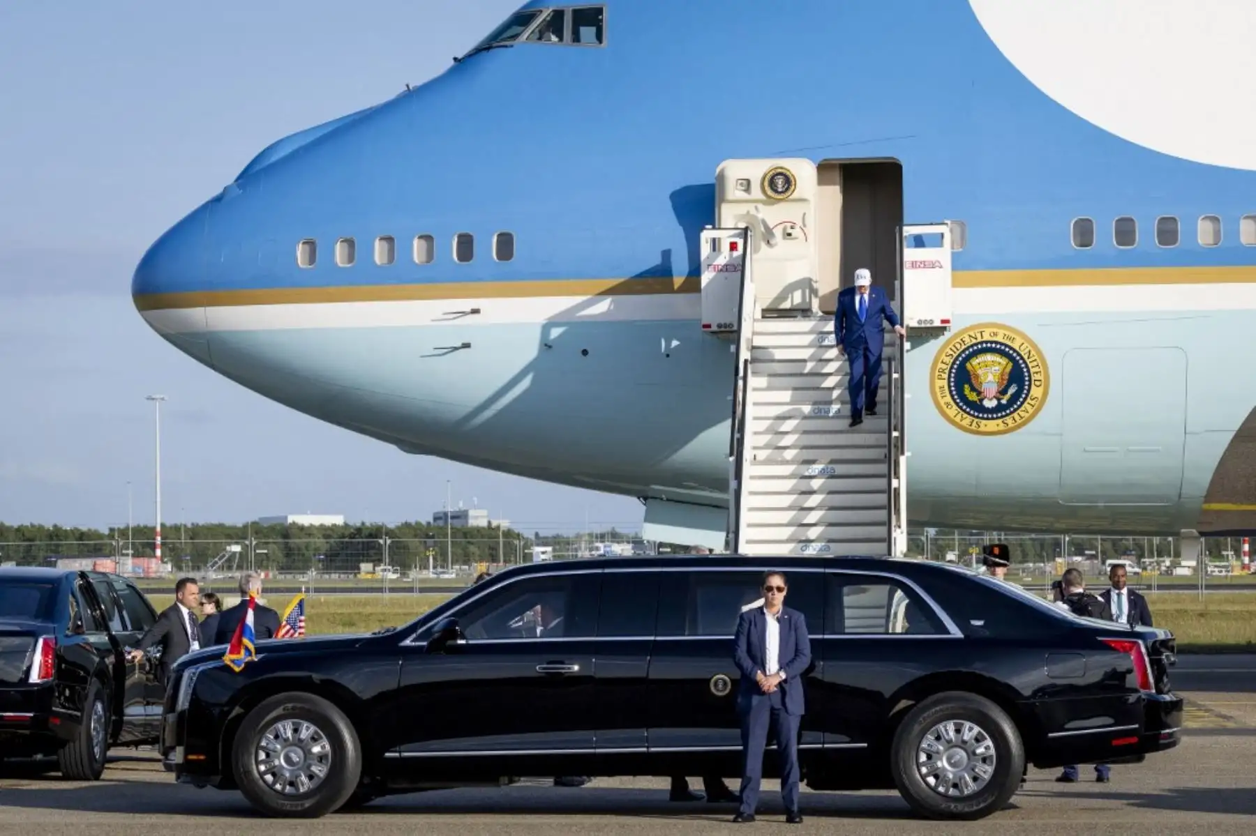 El avión oficial del presidente estadounidense aterrizó a las 19.40 hora local (17.40 GMT) en el aeródromo neerlandés. Foto: AFP