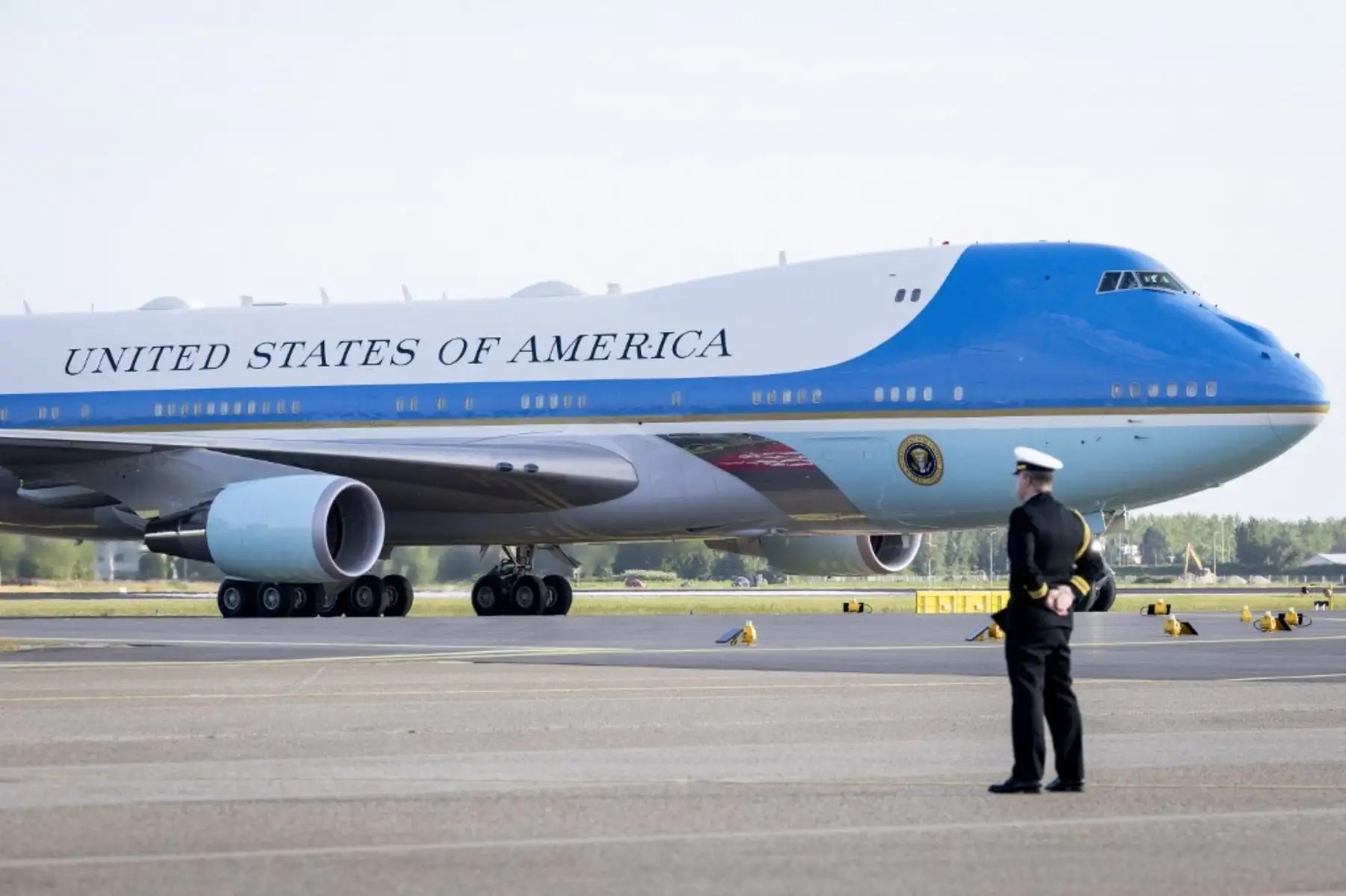 El avión oficial del presidente estadounidense aterrizó a las 19.40 hora local (17.40 GMT) en el aeródromo neerlandés. Foto: AFP