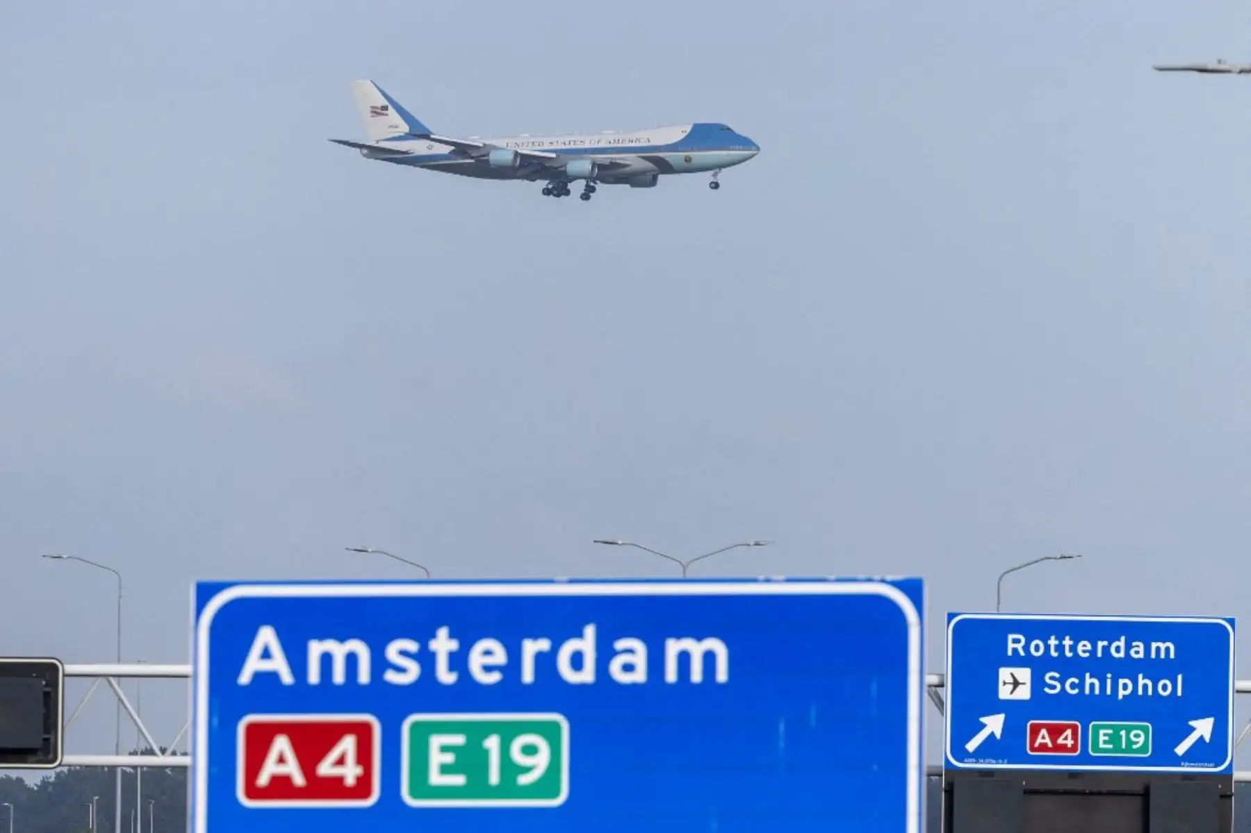 El avión oficial del presidente estadounidense aterrizó a las 19.40 hora local (17.40 GMT) en el aeródromo neerlandés. Foto: AFP