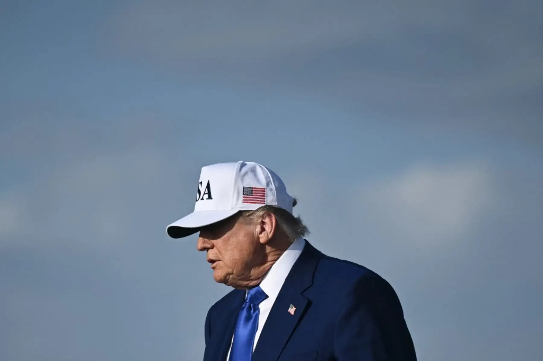 El presidente estadounidense, Donald Trump, ha aterrizado la tarde de este martes en el Aeropuerto de Ámsterdam y se dirige ya hacia la ciudad neerlandesa de La Haya, directamente al palacio real de los reyes Guillermo Alejandro y Máxima de Países Bajos, con quienes cenará, pasará la noche y desayunará, antes de la reunión con los aliados mañana. Foto: AFP