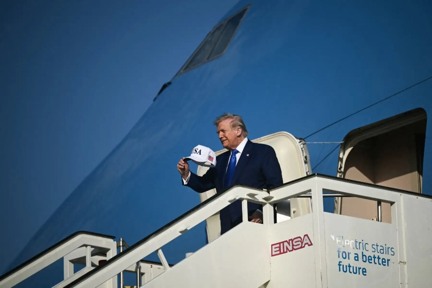 Trump pasará la noche de este martes al miércoles en el palacio Huis ten Bosch, residencia oficial de los reyes neerlandeses, que ya han empezado a recibir a estas horas a los jefes de Estado y de Gobierno de la OTAN para la cena previa a la gran reunión de mañana.  Foto: AFP