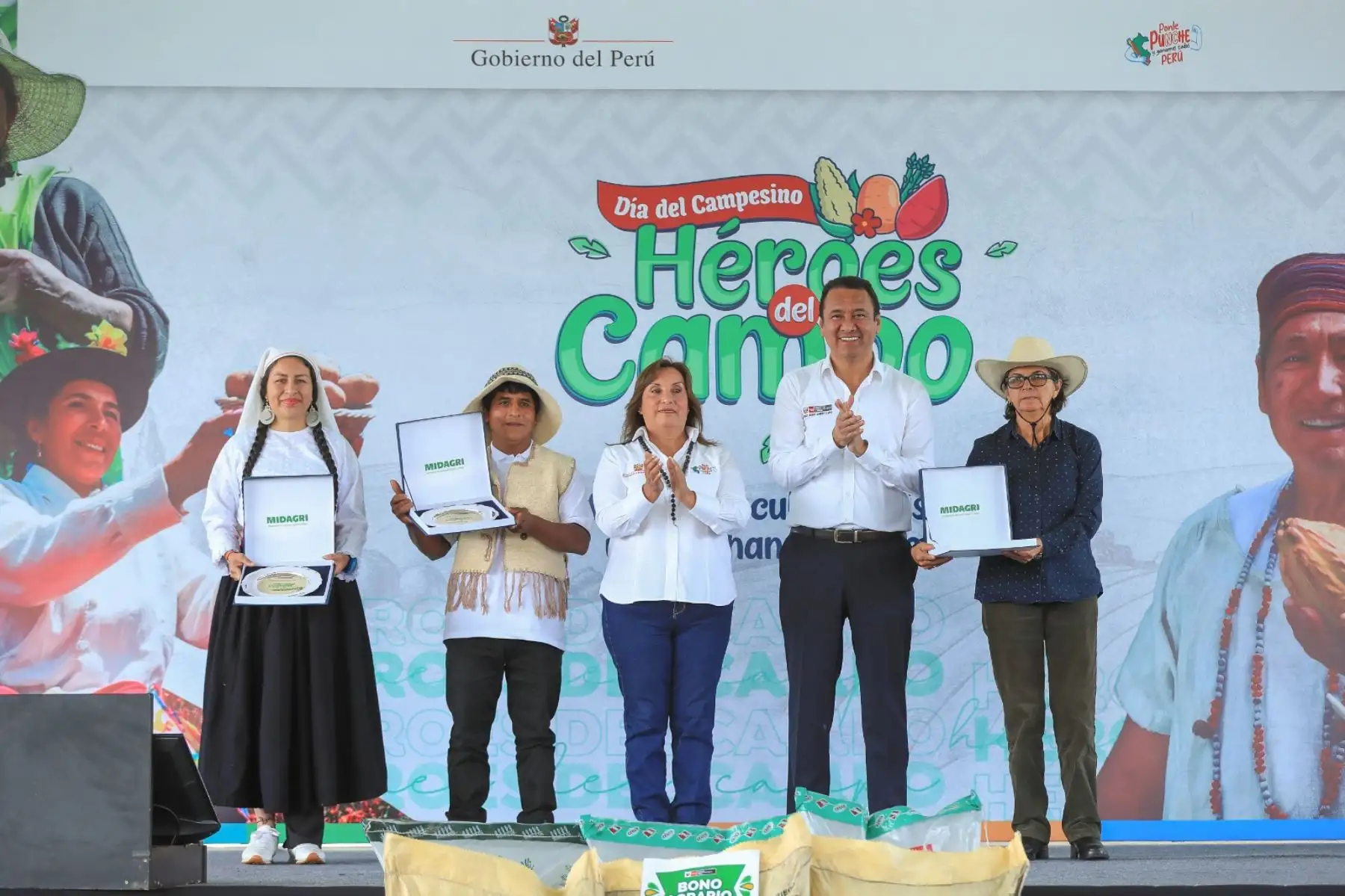 La presidenta de la república, Dina Boluarte, participa en la ceremonia de reconocimiento denominado "Héroes del Campo", en el marco del Día del Campesino. Foto: ANDINA/Prensa Presidencia