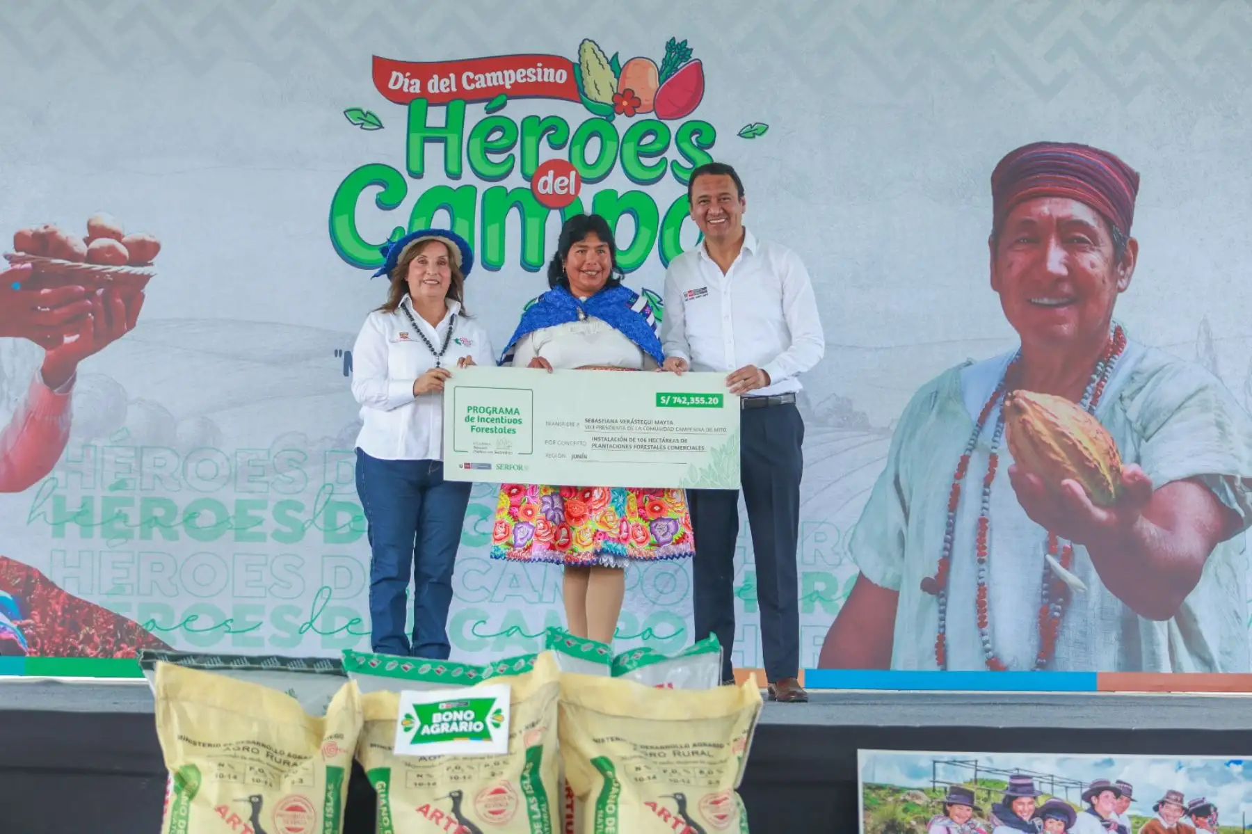 La presidenta de la república, Dina Boluarte, participa en la ceremonia de reconocimiento denominado "Héroes del Campo", en el marco del Día del Campesino. Foto: ANDINA/Prensa Presidencia