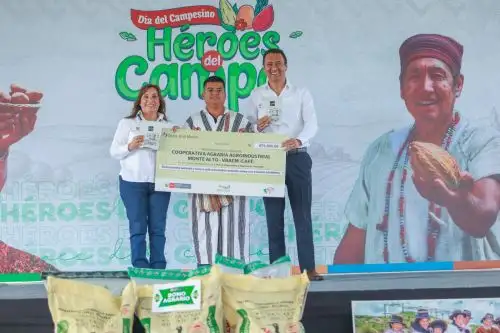 La presidenta de la República, Dina Boluarte, y el ministro de Desarrollo Agrario y Riego, Angel Manero Campos, participaron en el reconocimiento a los pequeños agricultores del país, en el marco del Día del Campesino" que se celebra hoy en todo el país.. ANDINA/Prensa Presidencia