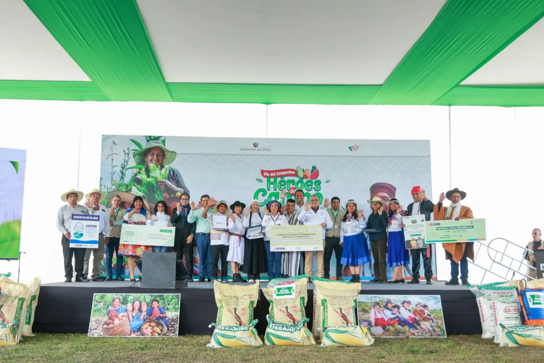 La presidenta de la república, Dina Boluarte, participa en la ceremonia de reconocimiento denominado "Héroes del Campo", en el marco del Día del Campesino. Foto: ANDINA/Prensa Presidencia