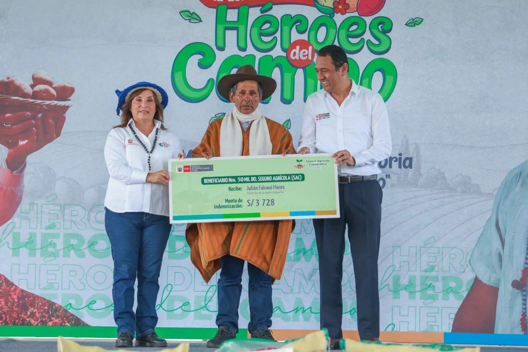 La presidenta de la república, Dina Boluarte, participa en la ceremonia de reconocimiento denominado "Héroes del Campo", en el marco del Día del Campesino. Foto: ANDINA/Prensa Presidencia