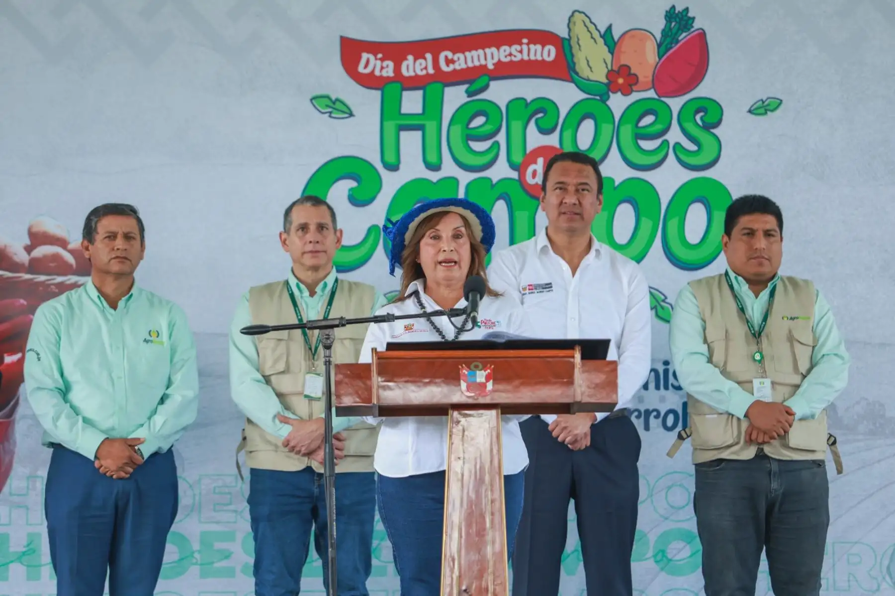 La presidenta de la república, Dina Boluarte, participa en la ceremonia de reconocimiento denominado "Héroes del Campo", en el marco del Día del Campesino. Foto: ANDINA/Prensa Presidencia