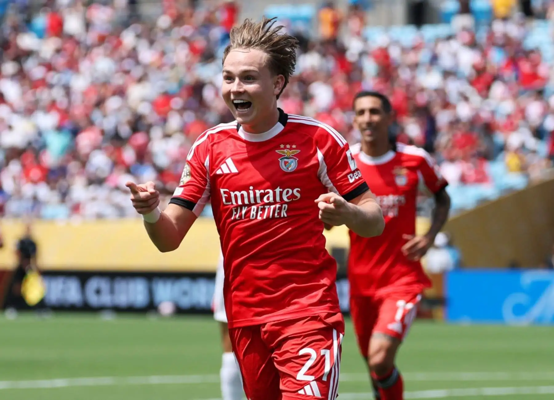 Contra todo pronóstico, el Benfica venció 1-0 al Bayern de Múnich y avanzó como líder del Grupo C a los octavos del Mundial de Clubes, dejando fuera a Boca Juniors. Andreas Schjelderup anotó el gol del triunfo tras asistencia de Fredrik Aursnes. Aunque el Bayern cayó, sus victorias previas le aseguraron el pase como segundo. Ahora enfrentará al Flamengo, mientras que el Benfica jugará contra el segundo del Grupo D. Foto: AFP