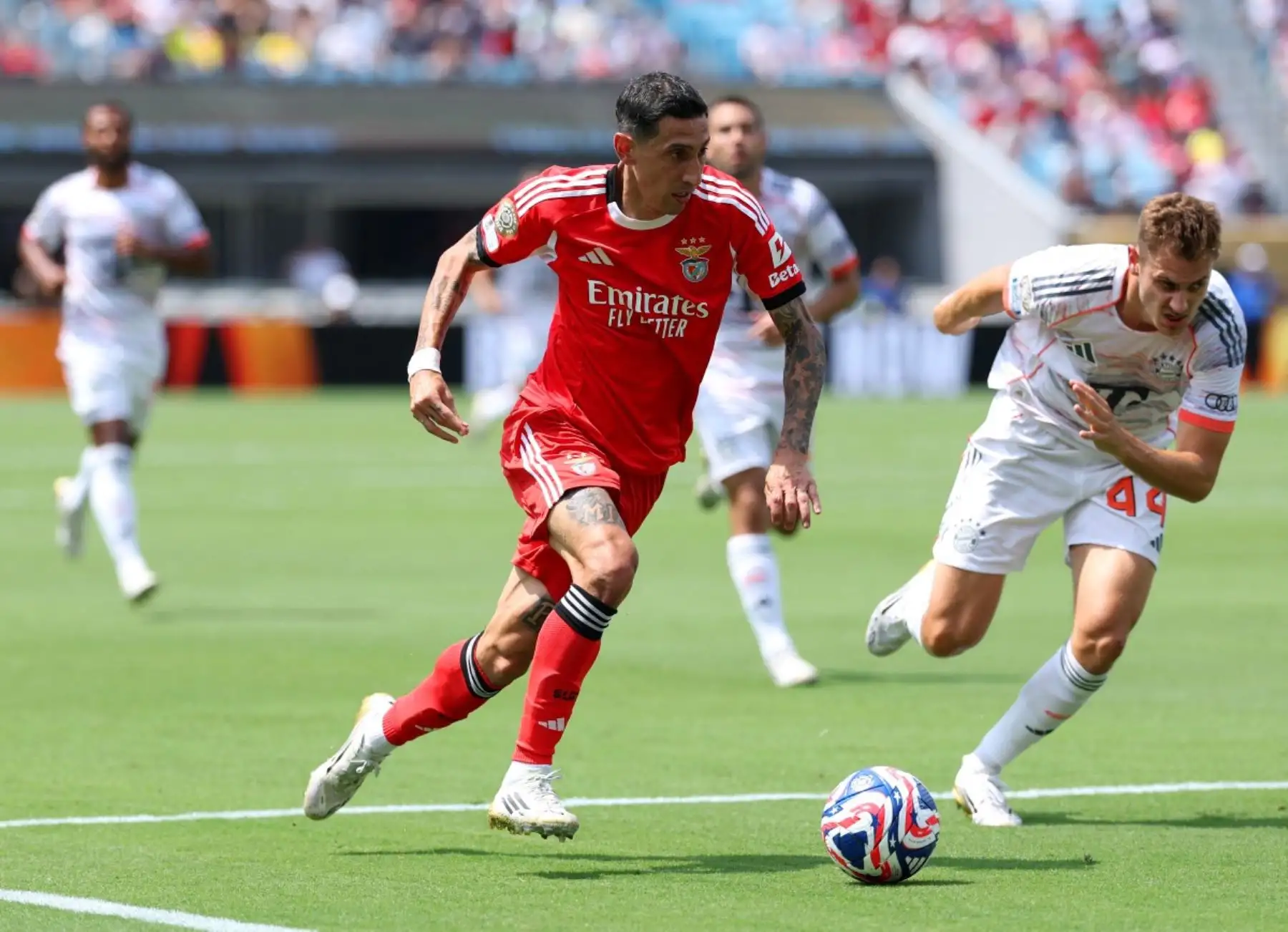 Contra todo pronóstico, el Benfica venció 1-0 al Bayern de Múnich y avanzó como líder del Grupo C a los octavos del Mundial de Clubes, dejando fuera a Boca Juniors. Andreas Schjelderup anotó el gol del triunfo tras asistencia de Fredrik Aursnes. Aunque el Bayern cayó, sus victorias previas le aseguraron el pase como segundo. Ahora enfrentará al Flamengo, mientras que el Benfica jugará contra el segundo del Grupo D. Foto: AFP