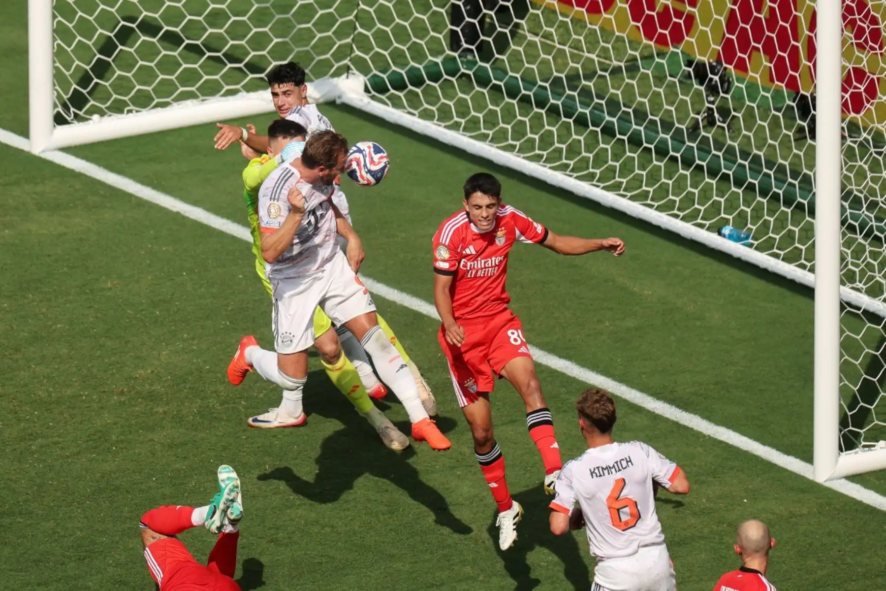 Contra todo pronóstico, el Benfica venció 1-0 al Bayern de Múnich y avanzó como líder del Grupo C a los octavos del Mundial de Clubes, dejando fuera a Boca Juniors. Andreas Schjelderup anotó el gol del triunfo tras asistencia de Fredrik Aursnes. Aunque el Bayern cayó, sus victorias previas le aseguraron el pase como segundo. Ahora enfrentará al Flamengo, mientras que el Benfica jugará contra el segundo del Grupo D. Foto: AFP