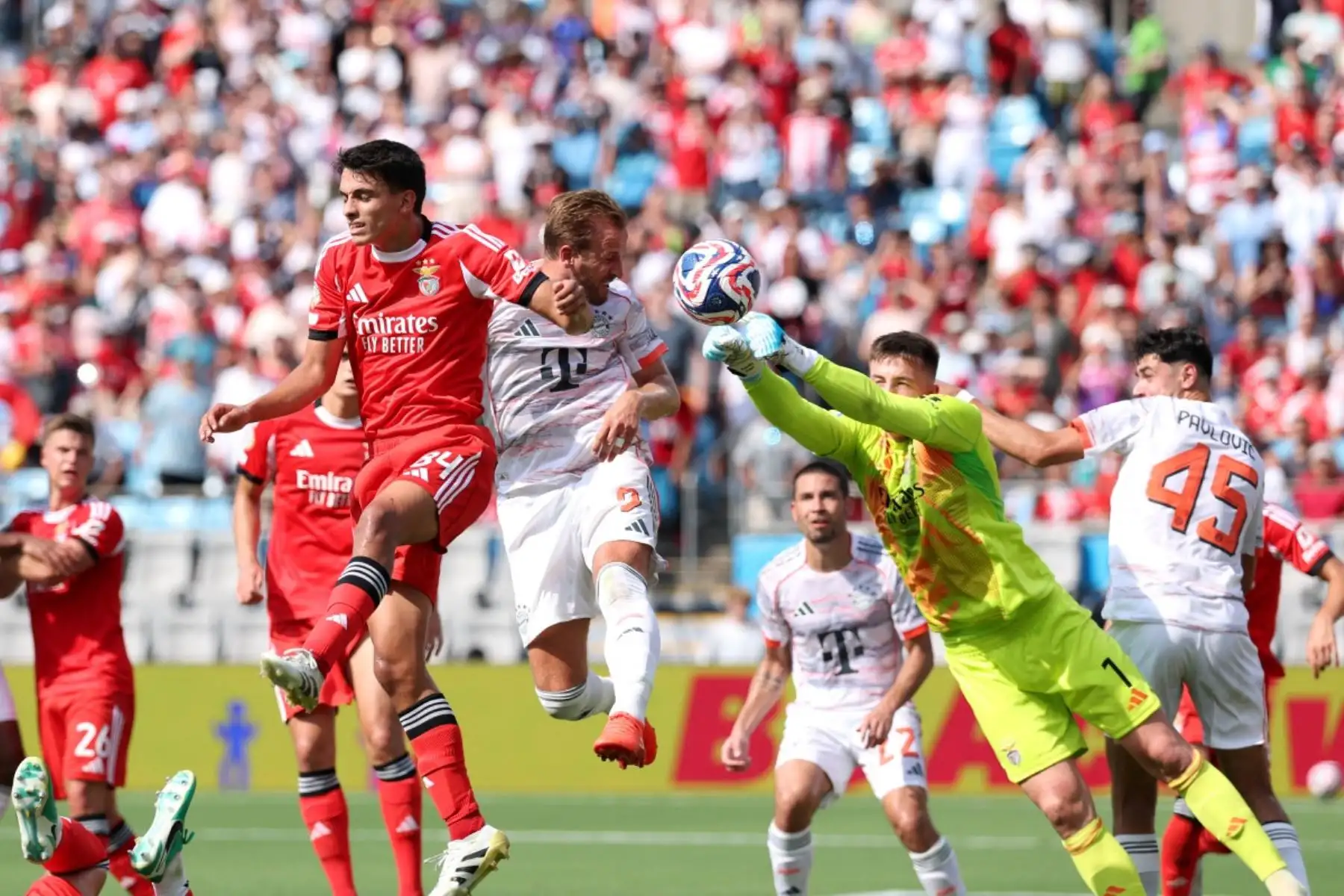 Contra todo pronóstico, el Benfica venció 1-0 al Bayern de Múnich y avanzó como líder del Grupo C a los octavos del Mundial de Clubes, dejando fuera a Boca Juniors. Andreas Schjelderup anotó el gol del triunfo tras asistencia de Fredrik Aursnes. Aunque el Bayern cayó, sus victorias previas le aseguraron el pase como segundo. Ahora enfrentará al Flamengo, mientras que el Benfica jugará contra el segundo del Grupo D. Foto: AFP