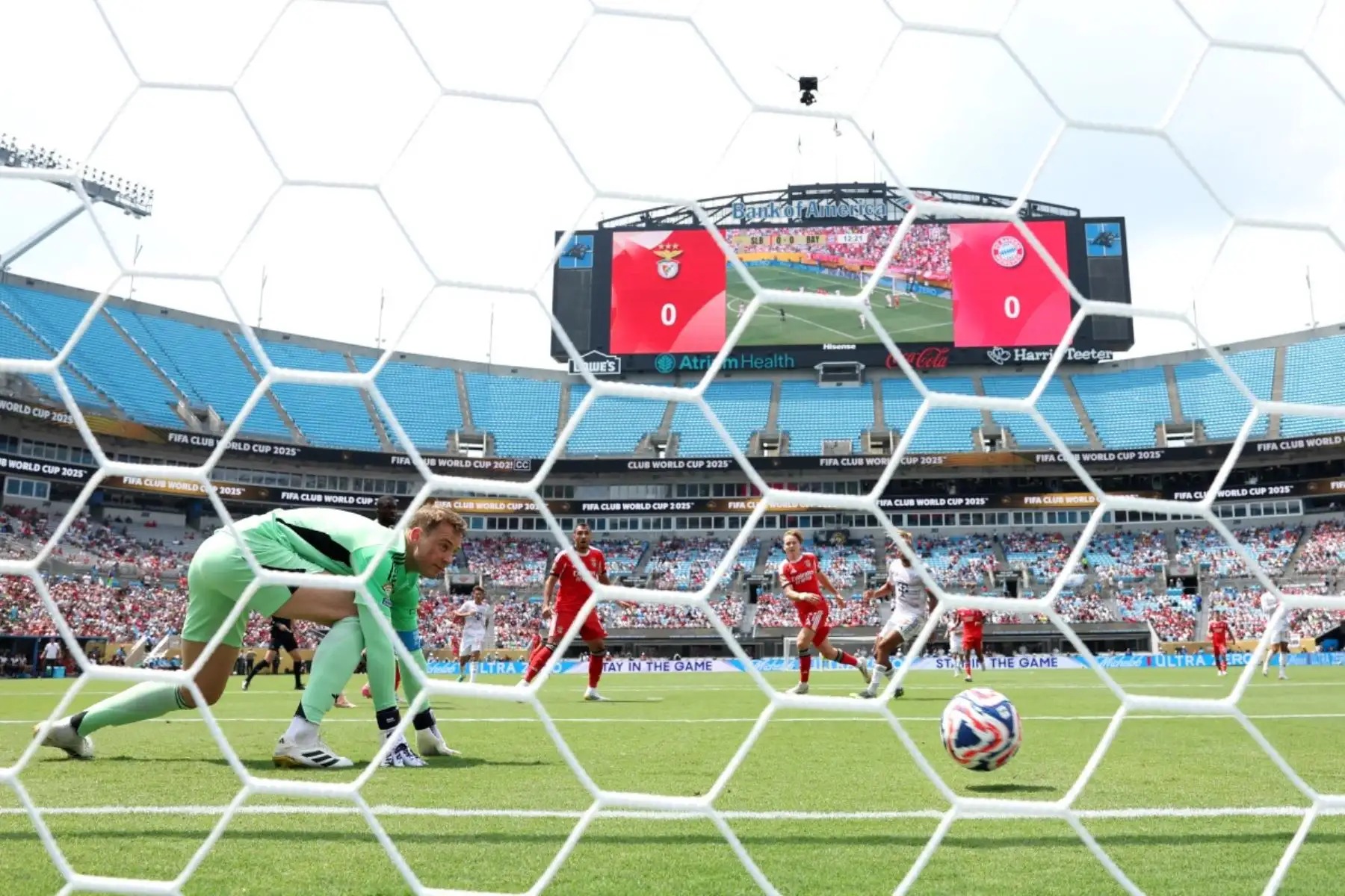 Contra todo pronóstico, el Benfica venció 1-0 al Bayern de Múnich y avanzó como líder del Grupo C a los octavos del Mundial de Clubes, dejando fuera a Boca Juniors. Andreas Schjelderup anotó el gol del triunfo tras asistencia de Fredrik Aursnes. Aunque el Bayern cayó, sus victorias previas le aseguraron el pase como segundo. Ahora enfrentará al Flamengo, mientras que el Benfica jugará contra el segundo del Grupo D. Foto: AFP