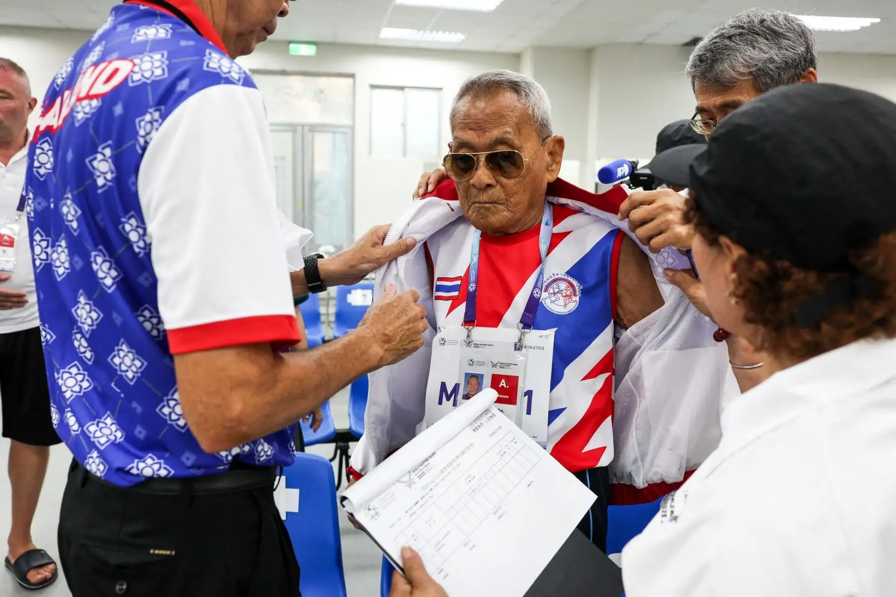 Sawang es padre de cinco, abuelo, y leyenda viva del deporte. Sus logros trascienden el cronómetro: representan constancia, salud y ejemplo familiar. “Estoy orgullosa de que haya honrado a nuestra familia”, dijo su hija Siripan. Juntos son símbolo de fortaleza intergeneracional. Foto: AFP