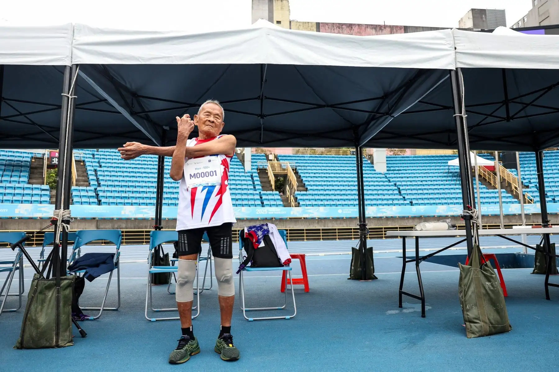 Con más de 60 medallas en su haber, Sawang suma ahora cuatro más. Participó en los World Masters Games por el simple placer de competir y mantenerse activo. "El deporte hace la vida más fácil", afirma con una sonrisa, mientras muestra sus preseas doradas. Foto: AFP