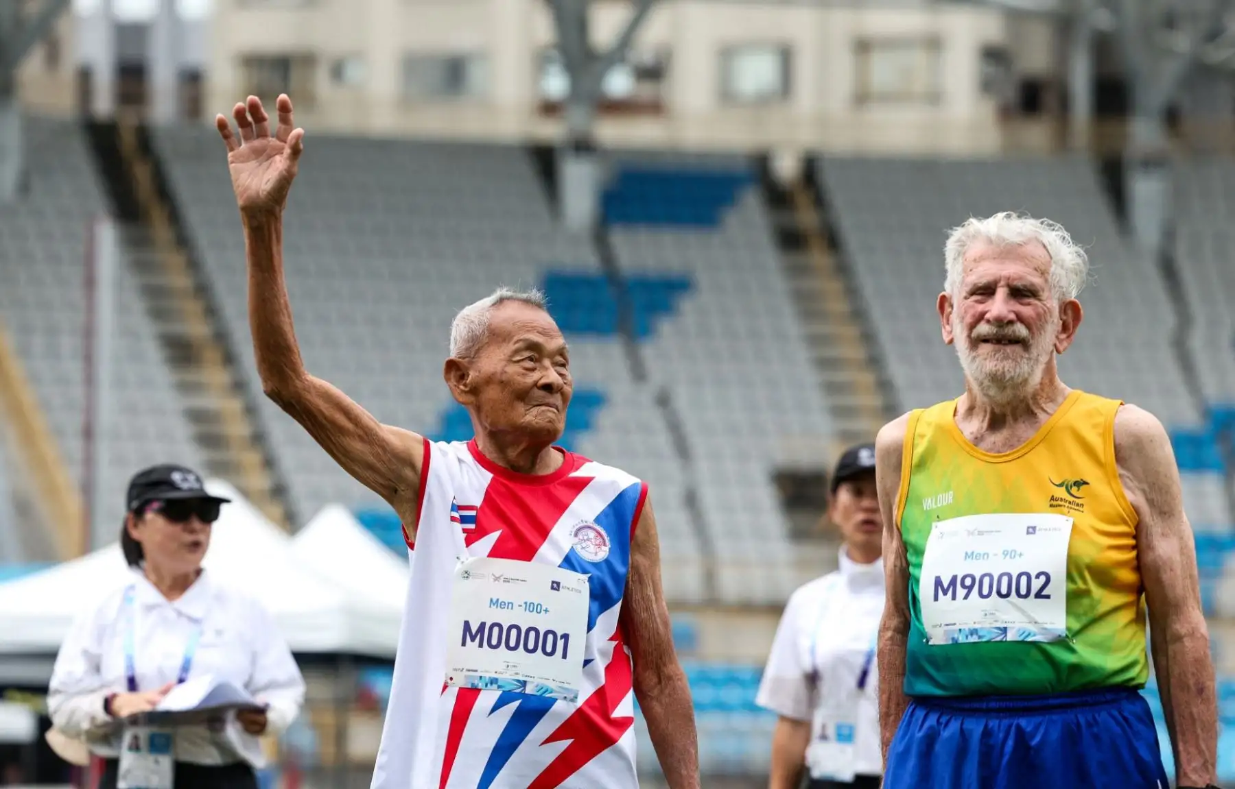 Acompañado por su hija Siripan, también atleta, Sawang Janpram se convirtió en símbolo de longevidad activa. Entrenan juntos varias veces por semana y comparten podios y medallas. En Taiwán, ambos brillaron: ella ganó dos oros y una plata en pruebas de lanzamiento. Foto: AFP
