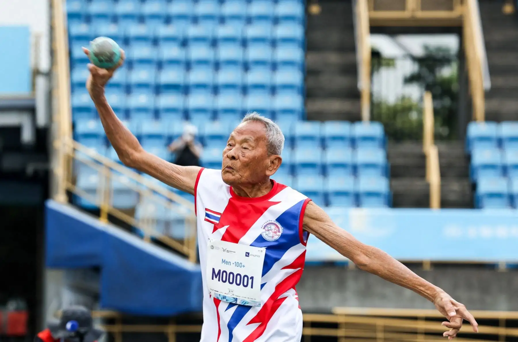Con gafas de aviador y paso sereno, Sawang Janpram solo necesitaba terminar la competencia para ganar. Ante la admiración de atletas mucho más jóvenes que aplaudieron su entrega y determinación. Foto: AFP