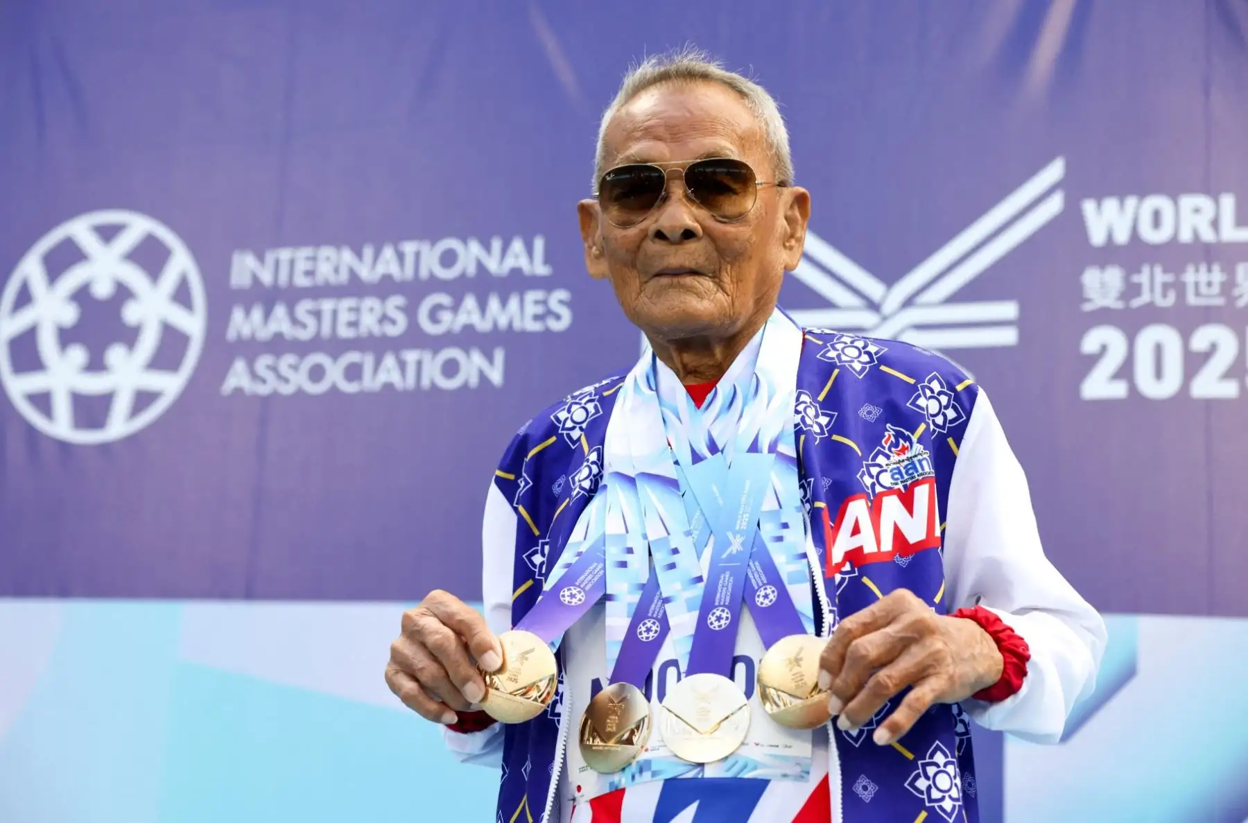 Sawang Janpram, con 105 años, es el atleta más longevo de los World Masters Games 2025 en Taiwán. Exdirector escolar y padre de cinco hijos, compitió en jabalina, disco, lanzamiento de peso y 100 metros, logrando cuatro oros. Comenzó a entrenar a los 90 años junto a su hija Siripan, quien también compite. Su historia inspira por su vitalidad, constancia y amor por el deporte, que él mismo dice “hace la vida más fácil”. Foto: AFP