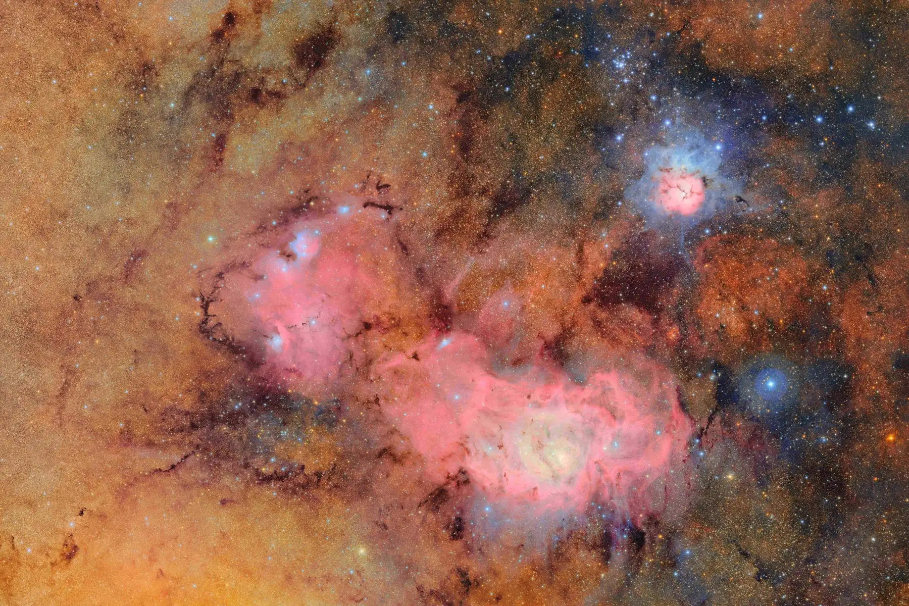 Con una mirada sin precedentes al universo, el Observatorio Vera Rubin revela sus primeras imágenes del espacio profundo captadas desde los cielos prístinos del norte de Chile. Galaxias multicolores, nebulosas en formación y cúmulos lejanos emergen en todo su esplendor gracias a la cámara digital más grande del mundo. Estas imágenes marcan el inicio de una nueva era en la exploración cósmica y el conocimiento del universo. Foto: ANDINA/Observatorio Vera Rubin