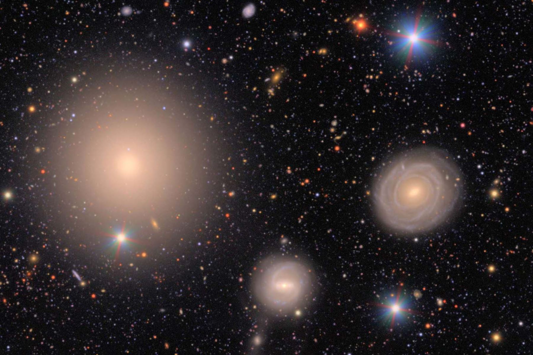 Con una mirada sin precedentes al universo, el Observatorio Vera Rubin revela sus primeras imágenes del espacio profundo captadas desde los cielos prístinos del norte de Chile. Galaxias multicolores, nebulosas en formación y cúmulos lejanos emergen en todo su esplendor gracias a la cámara digital más grande del mundo. Estas imágenes marcan el inicio de una nueva era en la exploración cósmica y el conocimiento del universo. Foto: ANDINA/Observatorio Vera Rubin