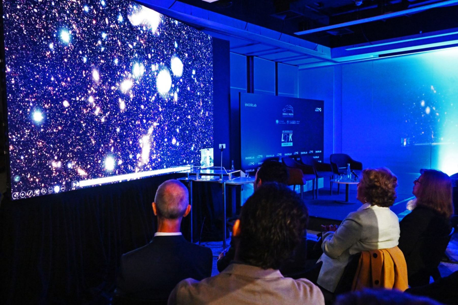 Con una mirada sin precedentes al universo, el Observatorio Vera Rubin revela sus primeras imágenes del espacio profundo captadas desde los cielos prístinos del norte de Chile. Galaxias multicolores, nebulosas en formación y cúmulos lejanos emergen en todo su esplendor gracias a la cámara digital más grande del mundo. Estas imágenes marcan el inicio de una nueva era en la exploración cósmica y el conocimiento del universo. Foto: ANDINA/Observatorio Vera Rubin