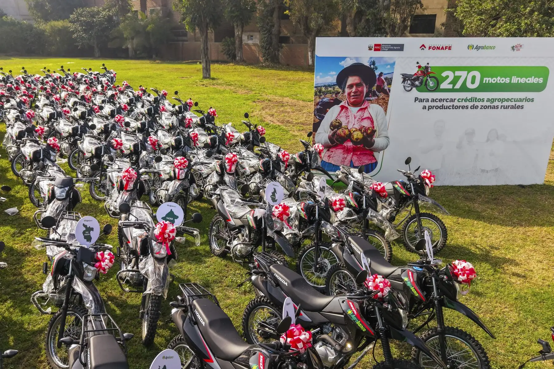 Gobierno entrega nueva flota de motocicletas para que más productores puedan acceder a créditos de Agrobanco. Foto: ANDINA/Prensa Presidencia