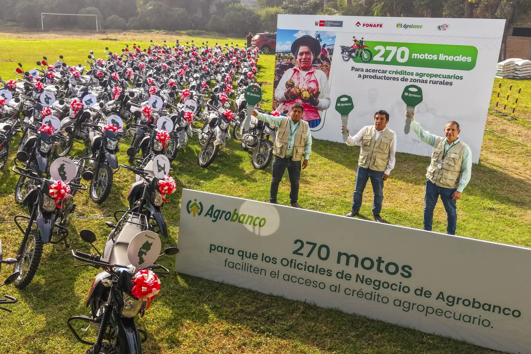 Gobierno entrega nueva flota de motocicletas para que más productores puedan acceder a créditos de Agrobanco. Foto: ANDINA/Prensa Presidencia