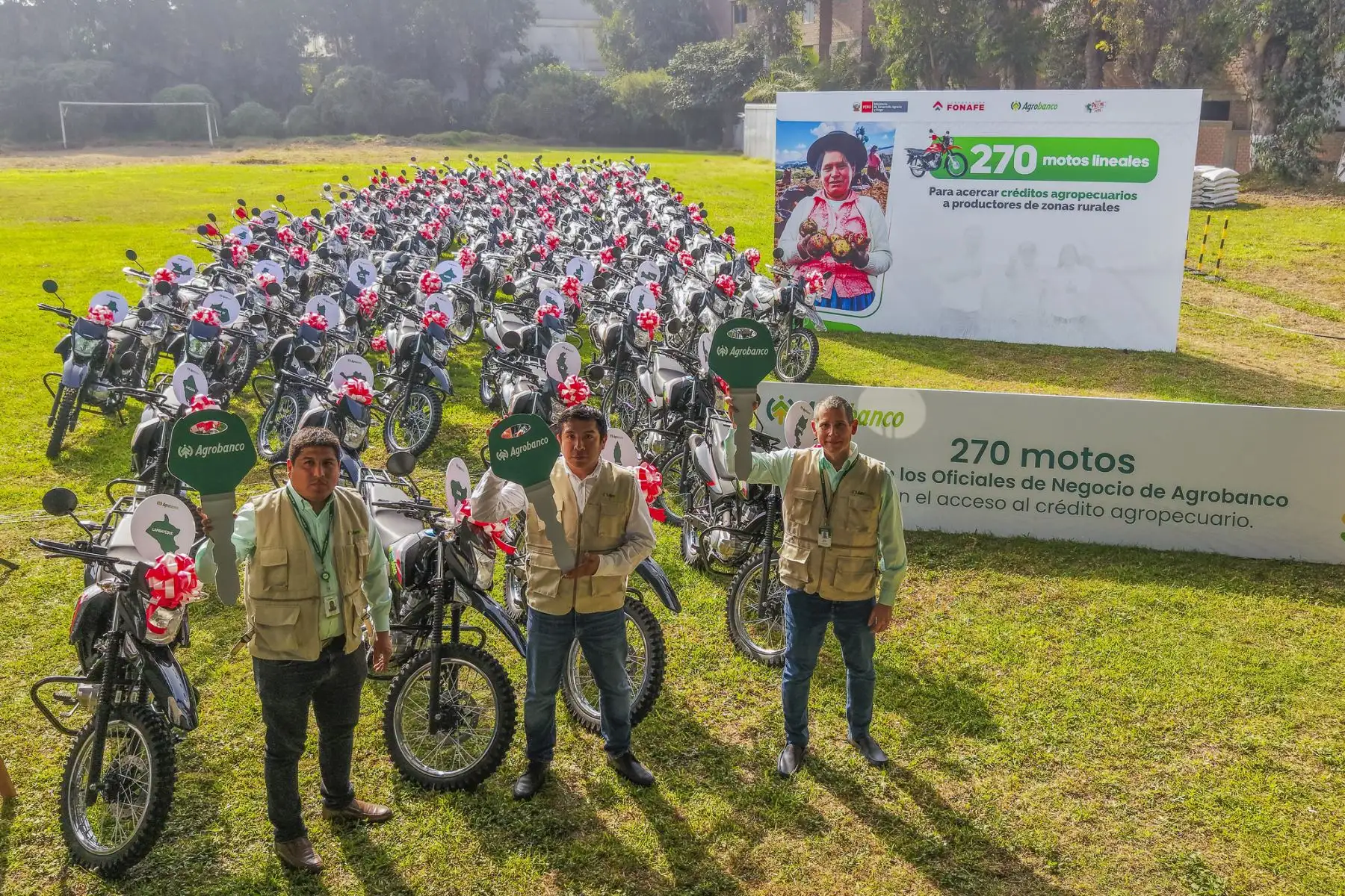 Gobierno entrega nueva flota de motocicletas para que más productores puedan acceder a créditos de Agrobanco. Foto: ANDINA/Prensa Presidencia