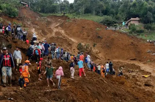 Personas observan un zona afectada por una riada este martes, en Bello, Antioquia (Colombia). Foto: EFE