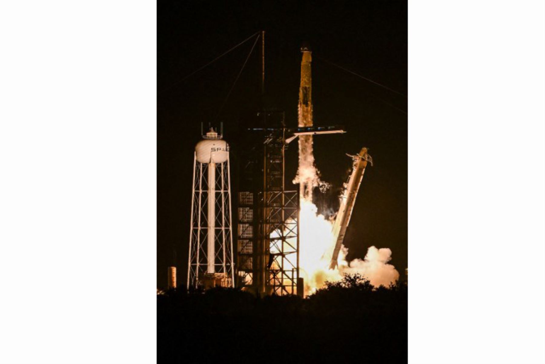 La misión Axiom-4, con la nave espacial SpaceX Dragon y el cohete Falcon 9, despega del Complejo de Lanzamiento 39A del Centro Espacial Kennedy de la NASA en Cabo Cañaveral, Florida, el 25 de junio de 2025. Una misión comercial estadounidense con astronautas de India, Polonia y Hungría despegó hacia la Estación Espacial Internacional el 25 de junio, llevando a personas de estos países al espacio por primera vez en décadas. Foto: AFP