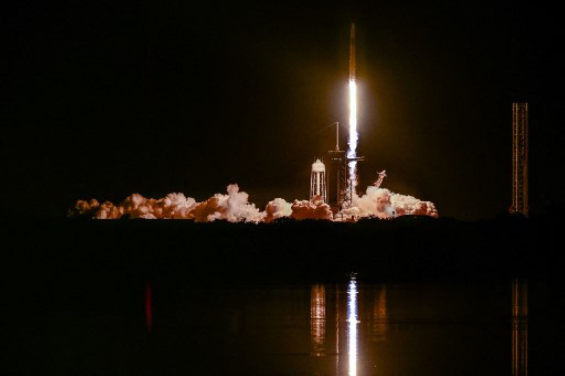 La misión Axiom-4, con la nave espacial SpaceX Dragon y el cohete Falcon 9, despega del Complejo de Lanzamiento 39A del Centro Espacial Kennedy de la NASA en Cabo Cañaveral, Florida, el 25 de junio de 2025. Una misión comercial estadounidense con astronautas de India, Polonia y Hungría despegó hacia la Estación Espacial Internacional el 25 de junio, llevando a personas de estos países al espacio por primera vez en décadas. Foto: AFP