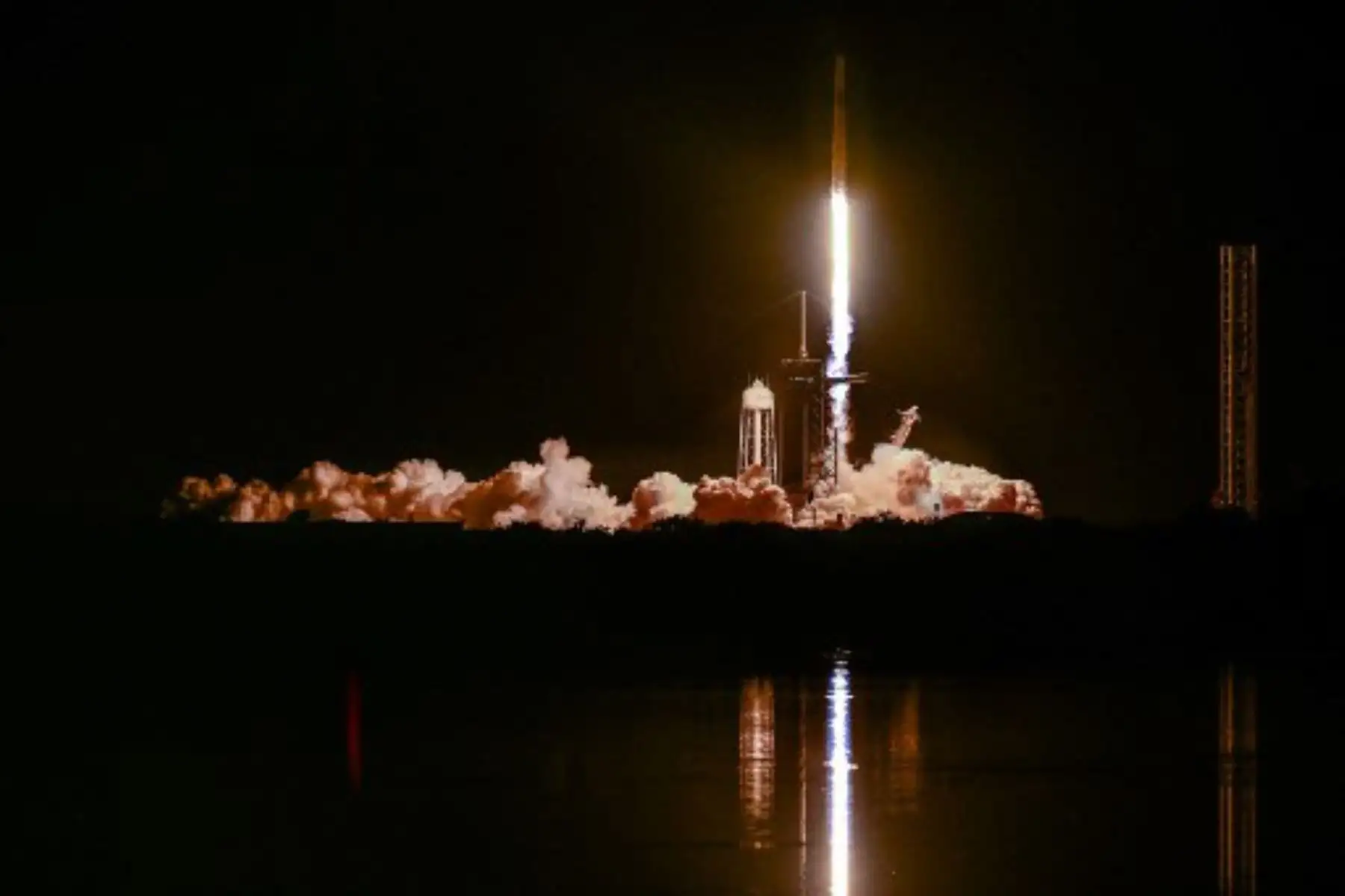 La misión Axiom-4, con la nave espacial SpaceX Dragon y el cohete Falcon 9, despega del Complejo de Lanzamiento 39A del Centro Espacial Kennedy de la NASA en Cabo Cañaveral, Florida, el 25 de junio de 2025. Una misión comercial estadounidense con astronautas de India, Polonia y Hungría despegó hacia la Estación Espacial Internacional el 25 de junio, llevando a personas de estos países al espacio por primera vez en décadas. Foto: AFP