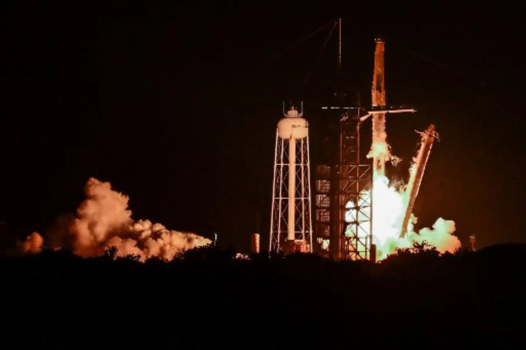 La misión Axiom-4, con la nave espacial SpaceX Dragon y el cohete Falcon 9, despega del Complejo de Lanzamiento 39A del Centro Espacial Kennedy de la NASA en Cabo Cañaveral, Florida, el 25 de junio de 2025. Una misión comercial estadounidense con astronautas de India, Polonia y Hungría despegó hacia la Estación Espacial Internacional el 25 de junio, llevando a personas de estos países al espacio por primera vez en décadas. Foto: AFP