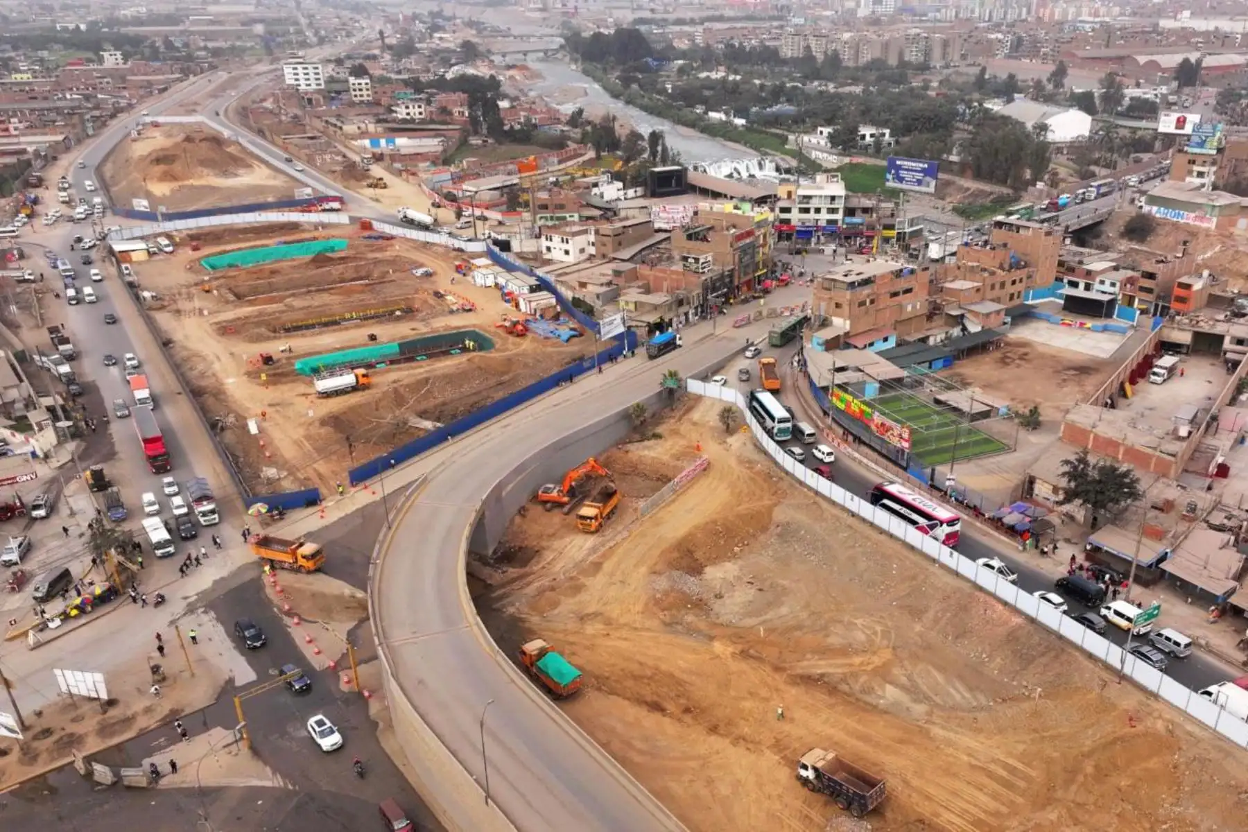 El nuevo bypass Las Torres que se está construyendo en el cruce de la autopista Ramiro Prialé con la avenida Las Torres en Lurigancho-Chosica contará con tres carriles por sentido, cada uno con 3.60 metros de ancho, lo que permitirá un tránsito fluido tanto para vehículos livianos como para transporte de carga. Foto: ANDINA/Daniel Bracamonte