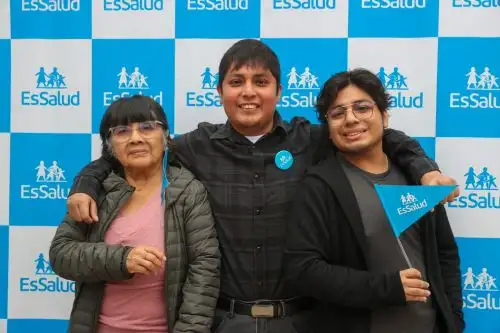 Cerca de 8,000 personas esperan un trasplante en Perú, informan expertos de EsSalud. En la imagen, Eduardo Caicay y su familia. Foto: ANDINA/Juan Carlos Guzmán.