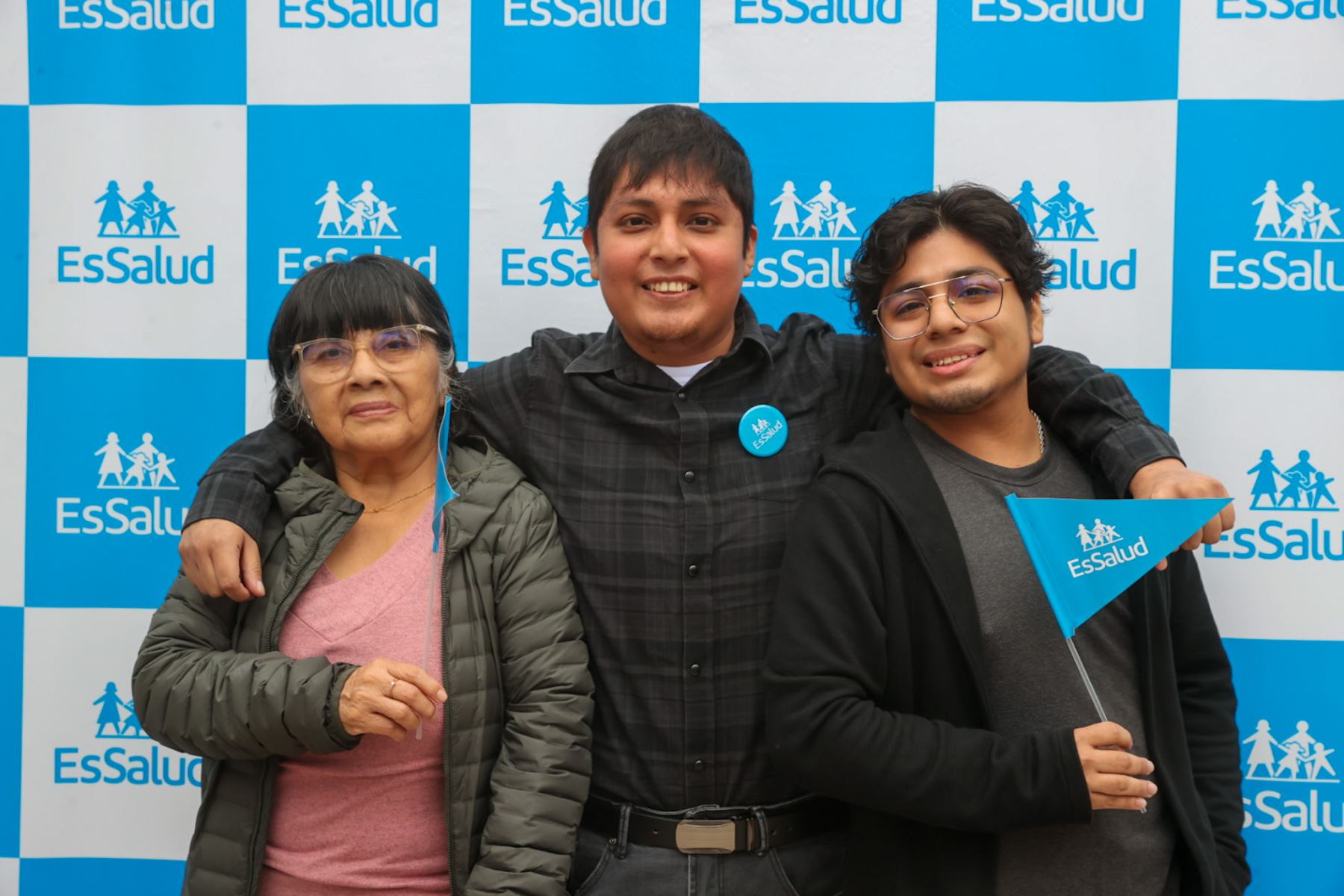 Cerca de 8 mil personas esperan un trasplante en Perú, informan expertos de EsSalud. En la imagen, Eduardo Caicay y su familia. Foto: ANDINA/Juan Carlos Guzmán