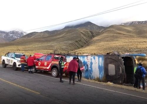 Cuatro muertos y 15 heridos deja el despiste de bus interprovincial en la carretera Juliaca - Cusco, en Puno.