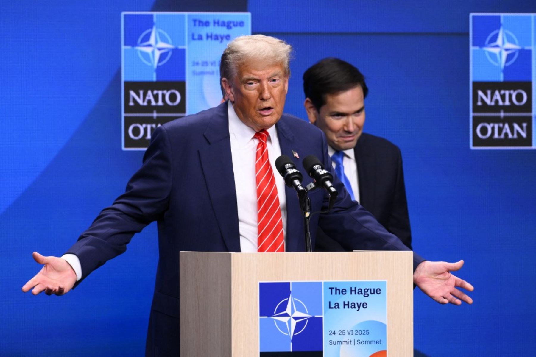 El presidente de Estados Unidos, Donald Trump, gesticula durante una conferencia de prensa durante la cumbre de Jefes de Estado y de Gobierno de la Organización del Tratado del Atlántico Norte. Foto: AFP