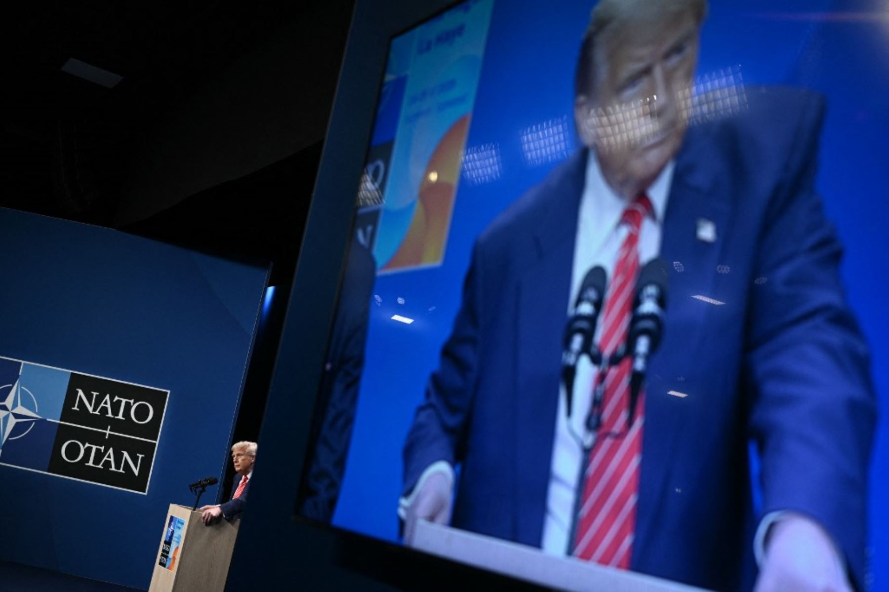 El presidente de Estados Unidos, Donald Trump, gesticula durante una conferencia de prensa durante la cumbre de Jefes de Estado y de Gobierno de la Organización del Tratado del Atlántico Norte. Foto: AFP