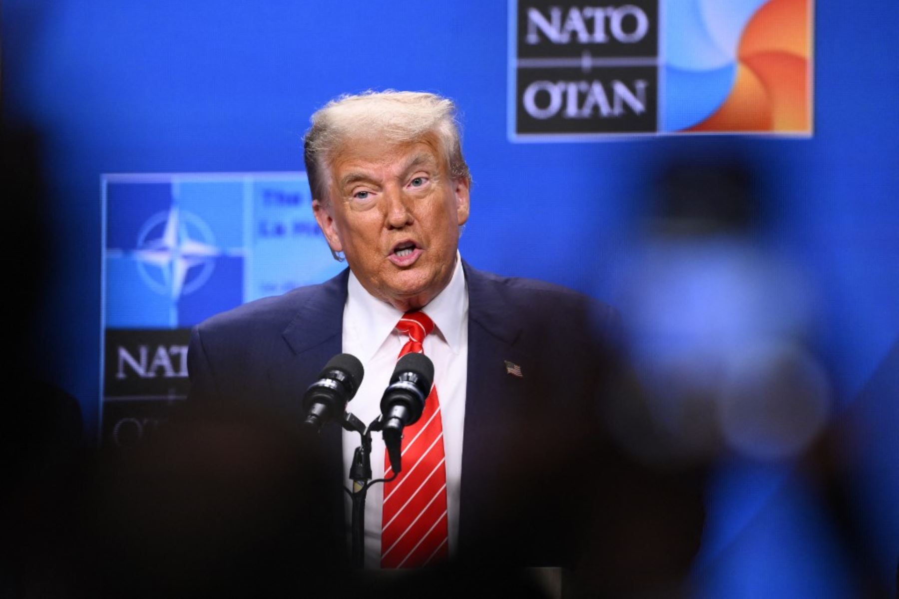 El presidente de Estados Unidos, Donald Trump, gesticula durante una conferencia de prensa durante la cumbre de Jefes de Estado y de Gobierno de la Organización del Tratado del Atlántico Norte. Foto: AFP