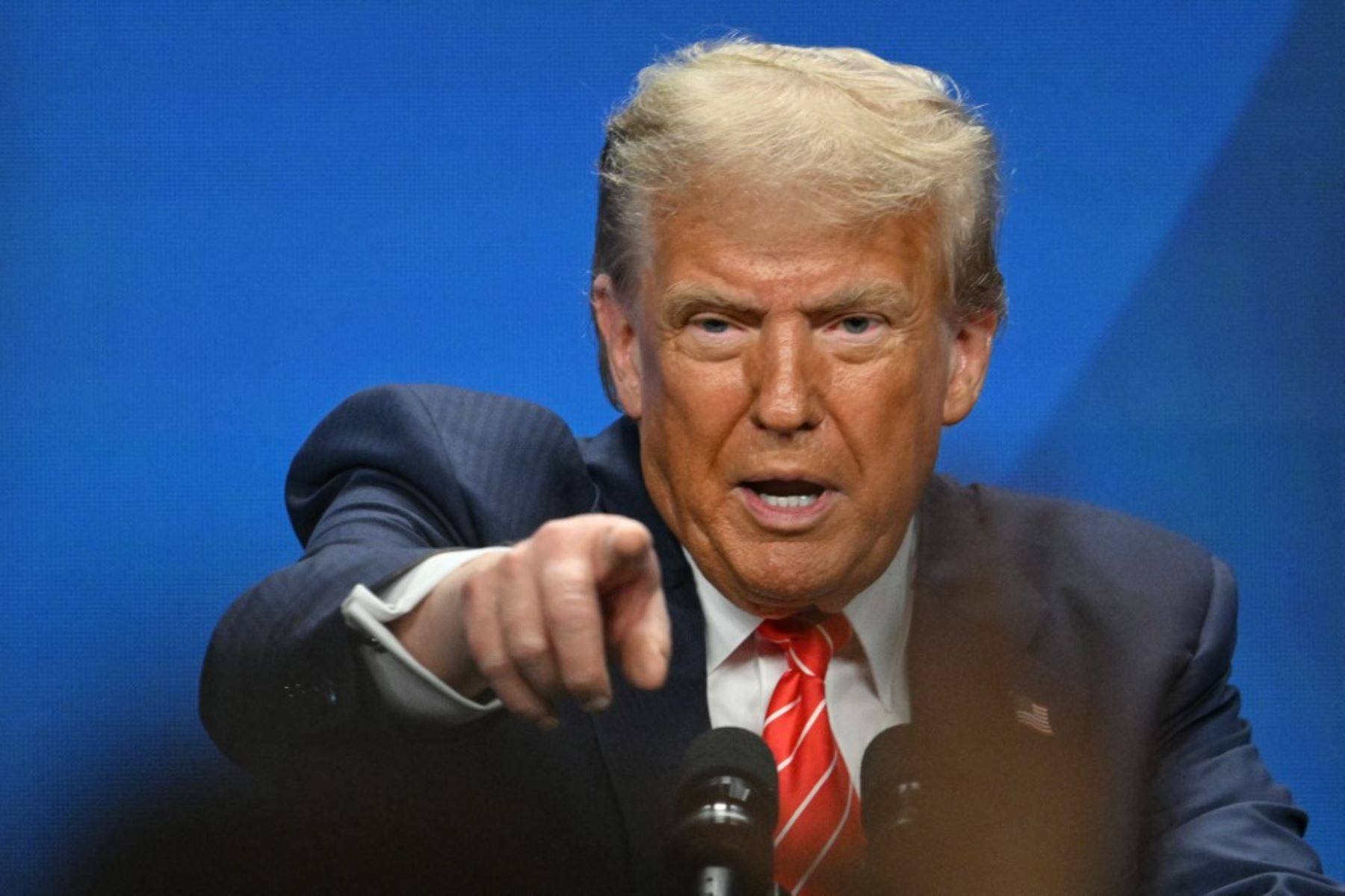 El presidente de Estados Unidos, Donald Trump, gesticula durante una conferencia de prensa durante la cumbre de Jefes de Estado y de Gobierno de la Organización del Tratado del Atlántico Norte. Foto: AFP