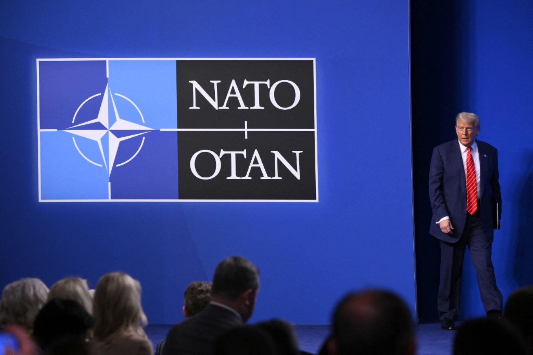 El presidente de Estados Unidos, Donald Trump, gesticula durante una conferencia de prensa durante la cumbre de Jefes de Estado y de Gobierno de la Organización del Tratado del Atlántico Norte. Foto: AFP