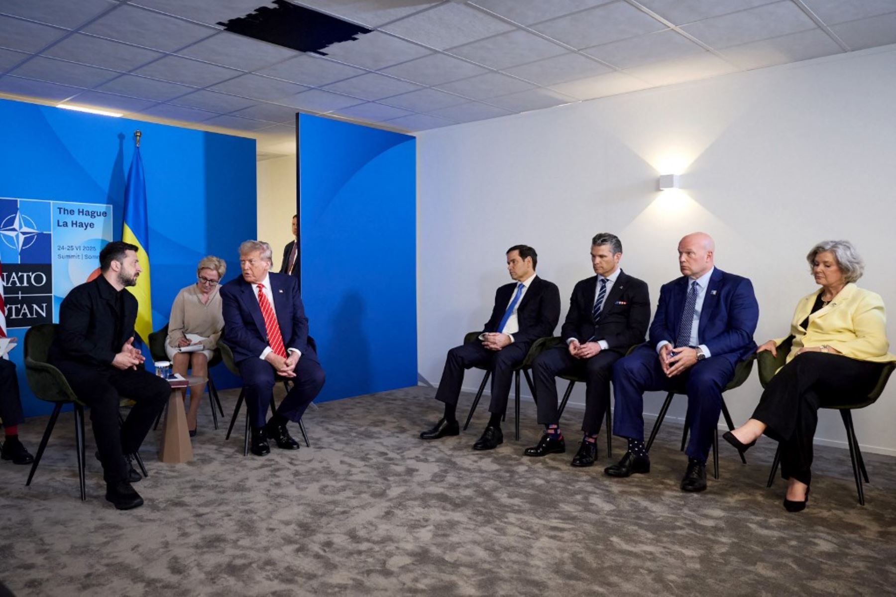 El presidente de Ucrania, Volodymyr Zelensky, se reúne con el presidente de Estados Unidos, Donald Trump, en el marco de la cumbre de la Organización del Tratado del Atlántico Norte (OTAN). Foto: AFP