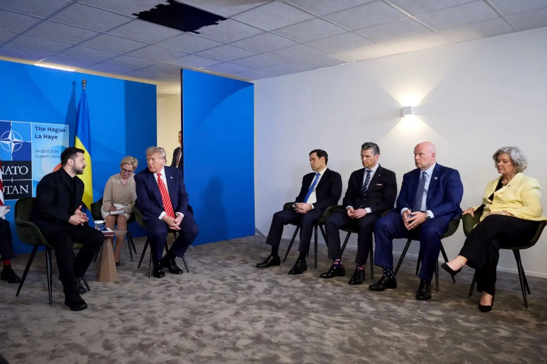 El presidente de Ucrania, Volodymyr Zelensky, se reúne con el presidente de Estados Unidos, Donald Trump, en el marco de la cumbre de la Organización del Tratado del Atlántico Norte (OTAN). Foto: AFP