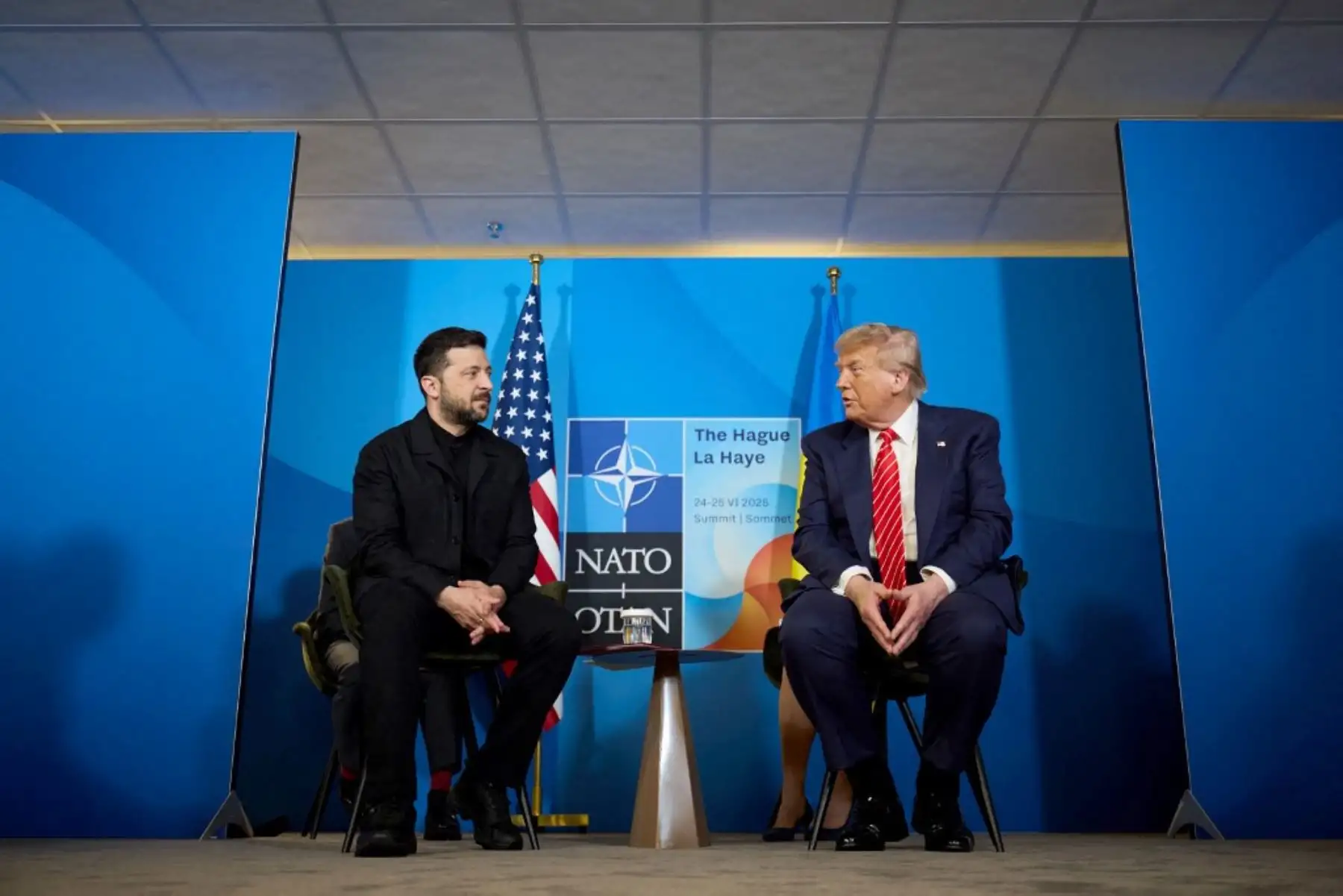 El presidente de Ucrania, Volodymyr Zelensky, se reúne con el presidente de Estados Unidos, Donald Trump, en el marco de la cumbre de la Organización del Tratado del Atlántico Norte (OTAN). Foto: AFP