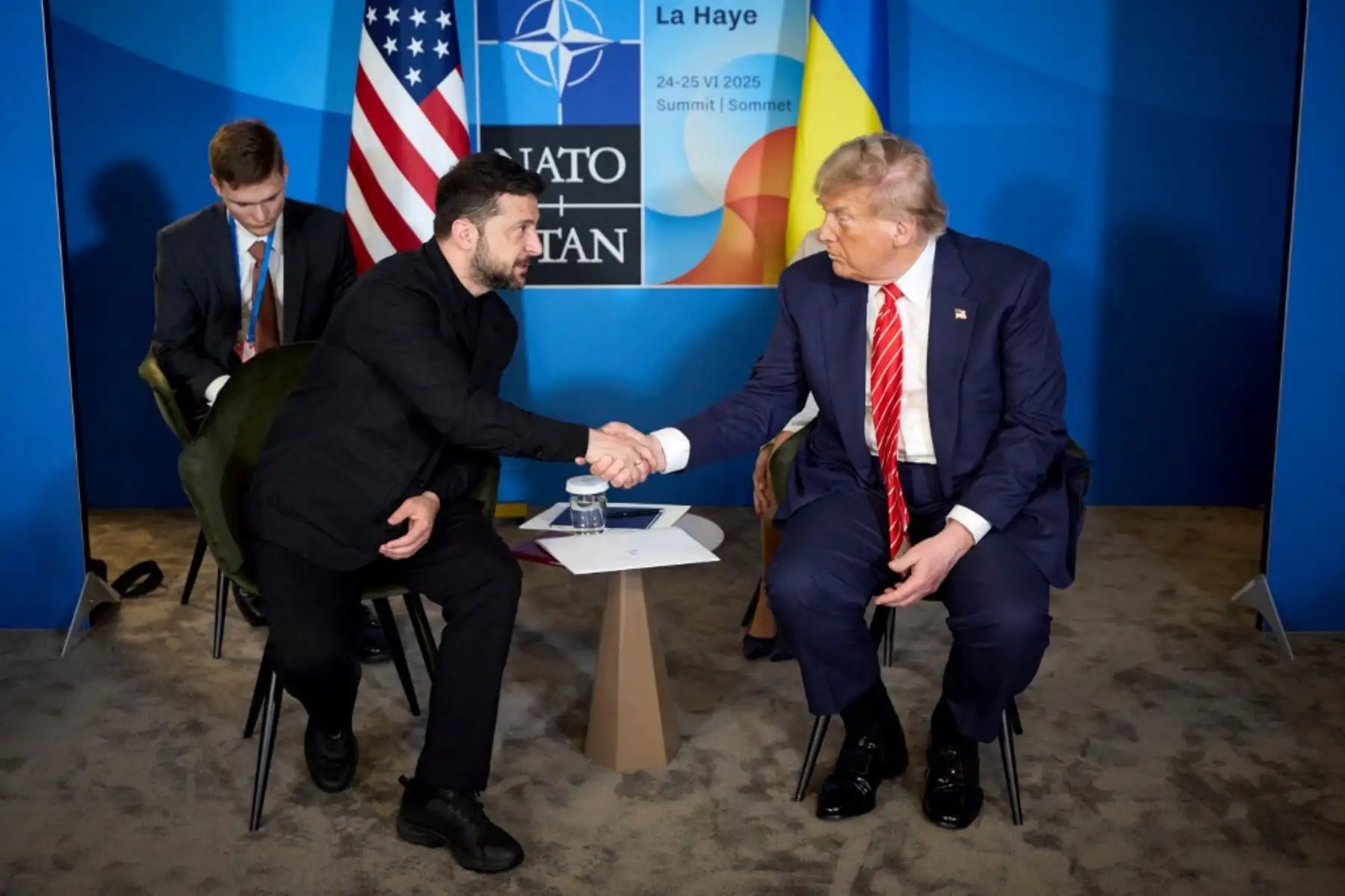 El presidente de Ucrania, Volodymyr Zelensky, se reúne con el presidente de Estados Unidos, Donald Trump, en el marco de la cumbre de la Organización del Tratado del Atlántico Norte (OTAN). Foto: AFP