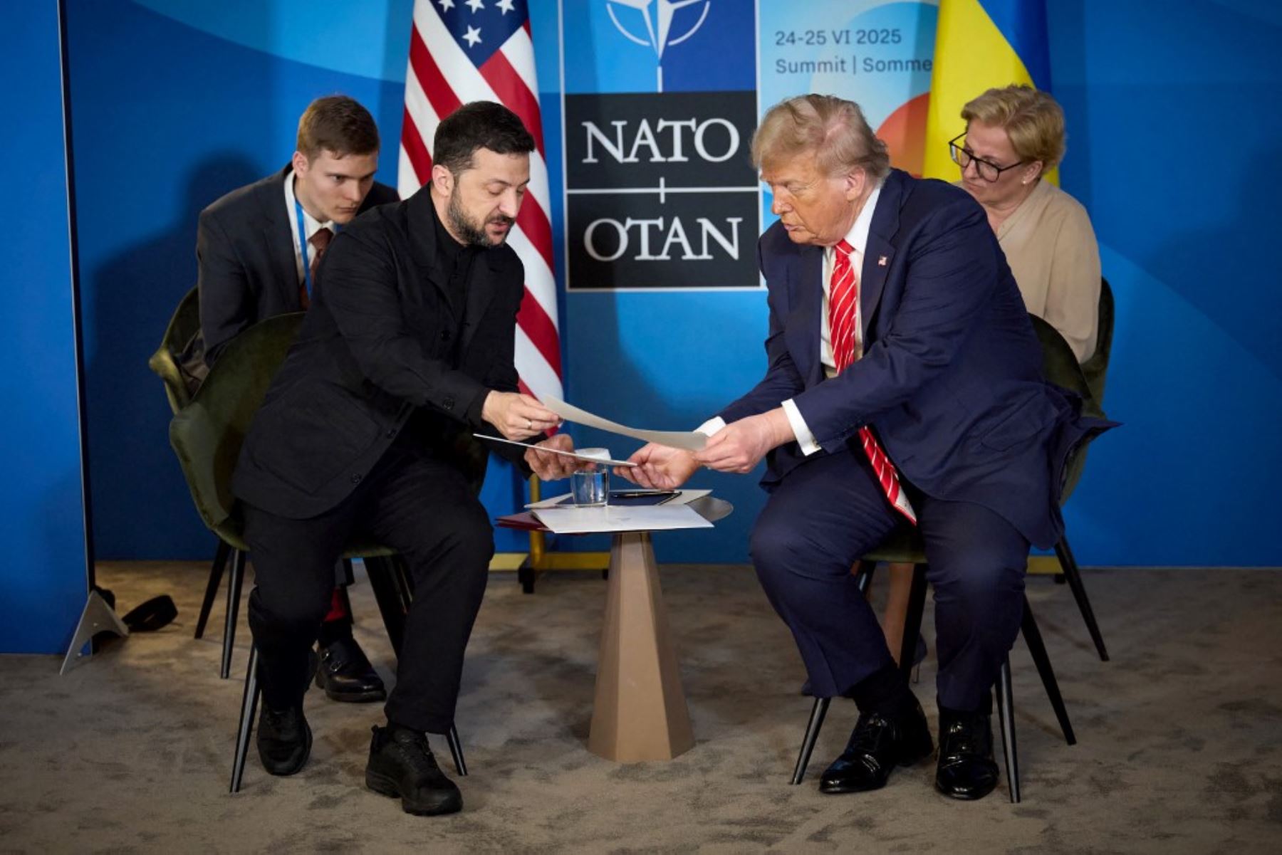 El presidente de Ucrania, Volodymyr Zelensky, se reúne con el presidente de Estados Unidos, Donald Trump, en el marco de la cumbre de la Organización del Tratado del Atlántico Norte (OTAN). Foto: AFP