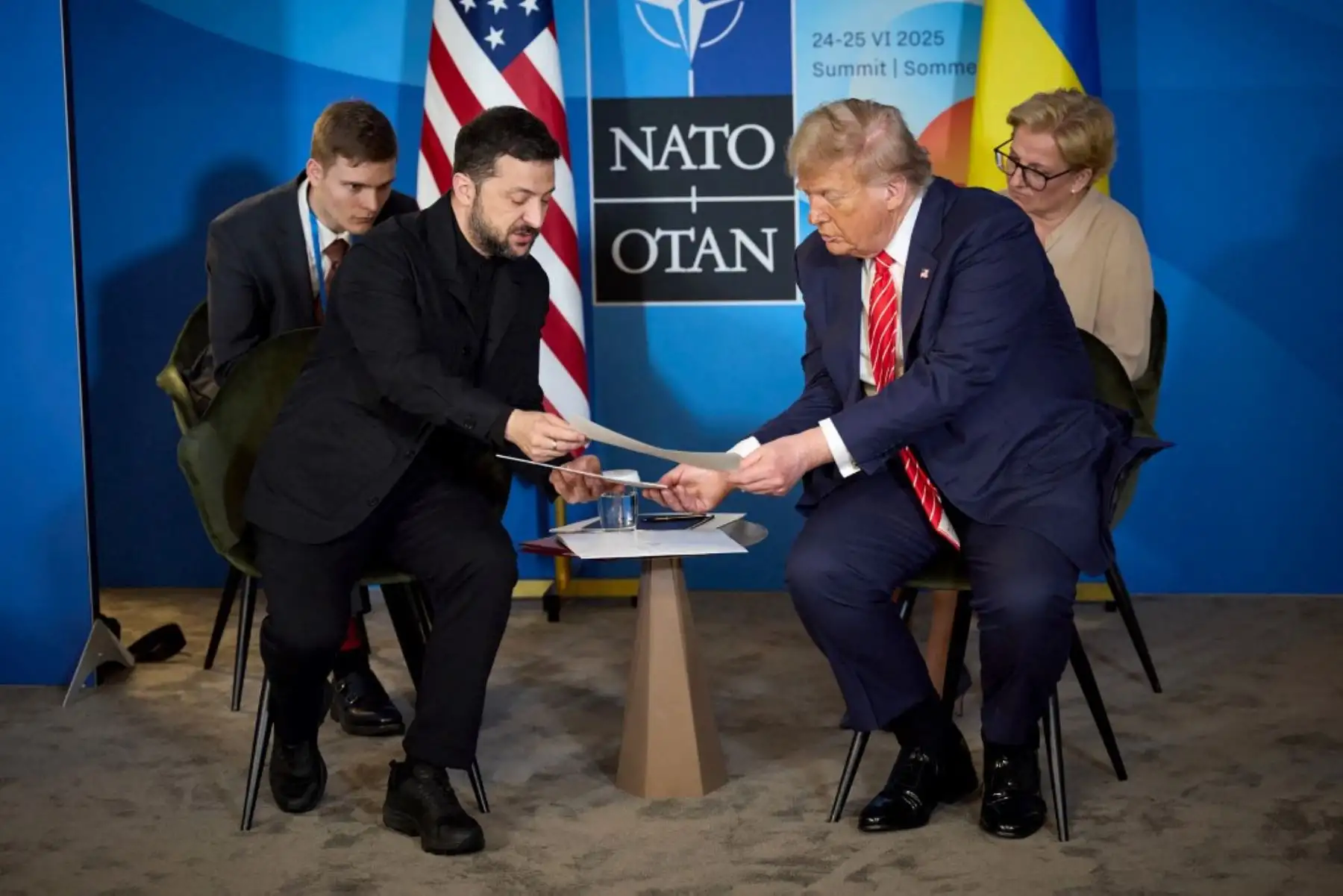 El presidente de Ucrania, Volodymyr Zelensky, se reúne con el presidente de Estados Unidos, Donald Trump, en el marco de la cumbre de la Organización del Tratado del Atlántico Norte (OTAN). Foto: AFP