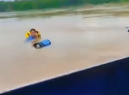 Ocho pasajeros de una motonave salvaron de morir en Loreto tras sufrir un naufragio. Ellos cayeron a las aguas del río Tigre, pero fueron auxiliados por otras embarcaciones. ANDINA/Difusión