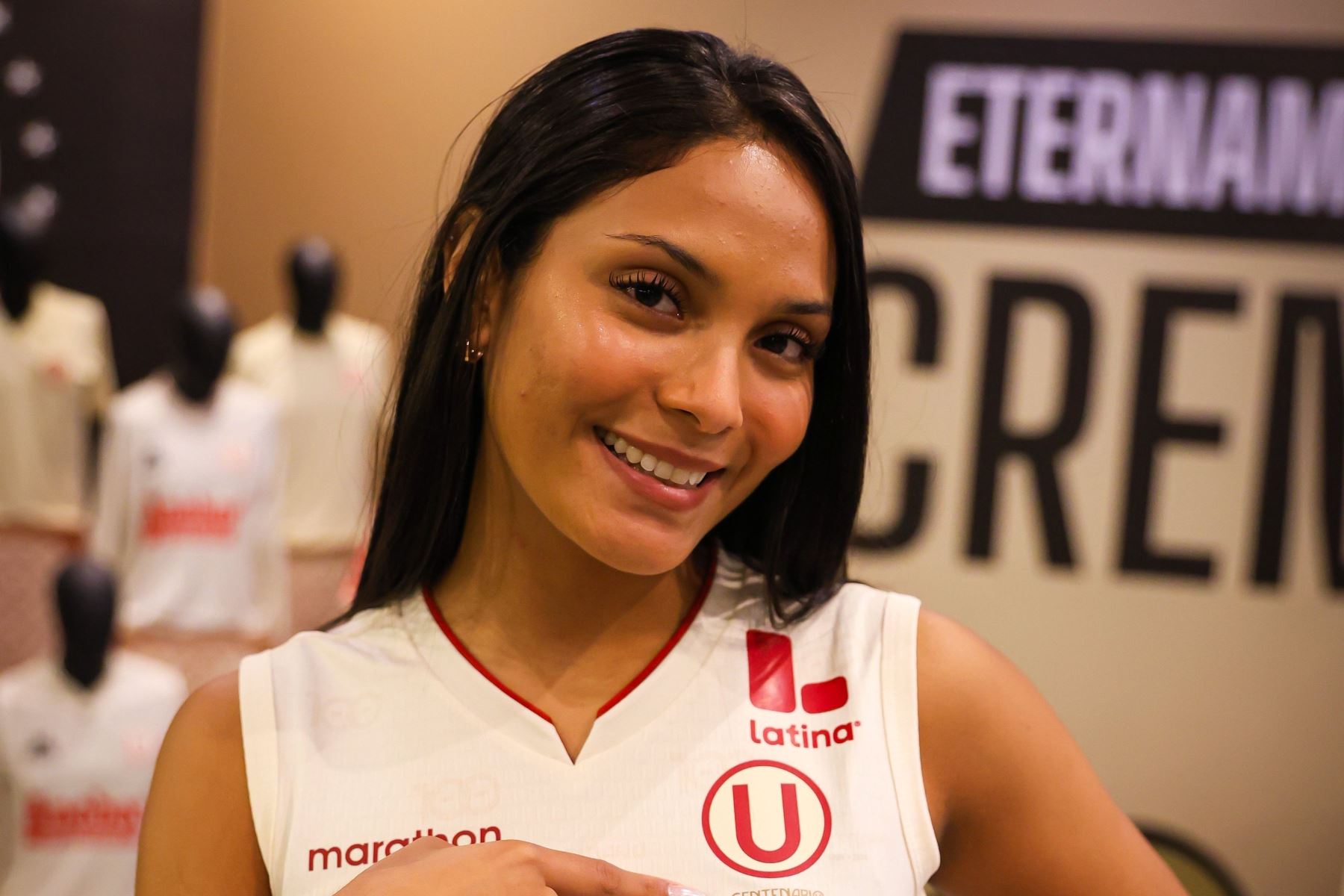 Daniela Muñoz se viste de crema
